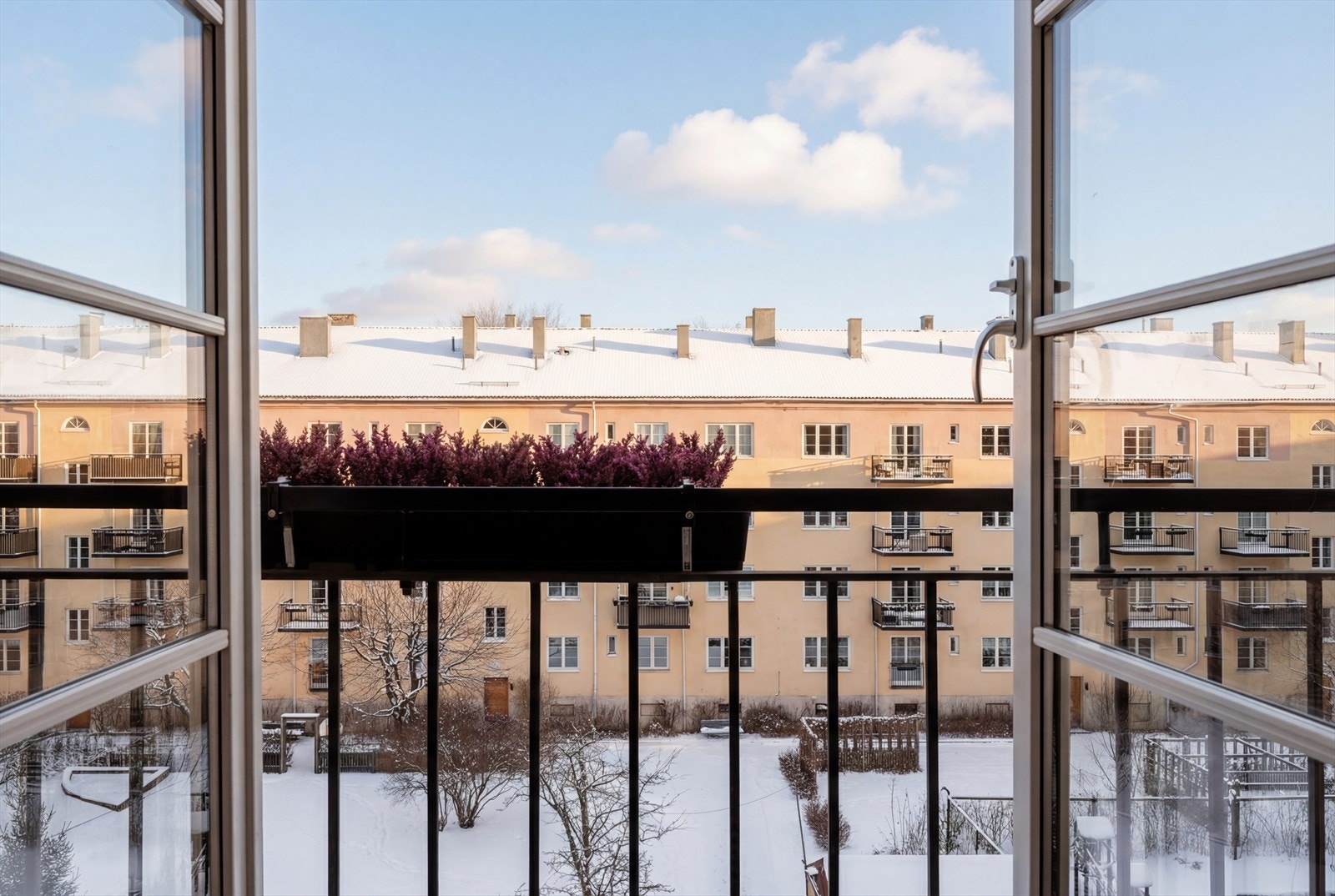 Utsikt fra soveromsvinduet mot den rolige, felles bakgården. Galleribilde