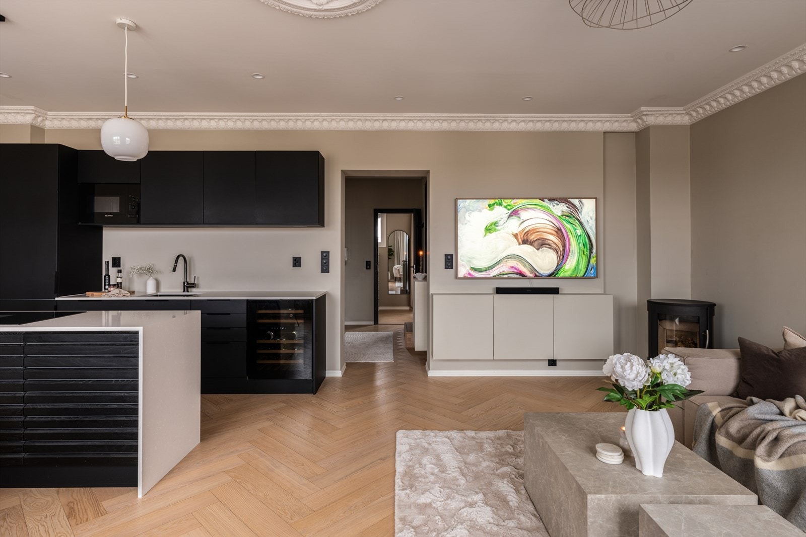 Gjennomgående materialvalg og farger skaper et helhetlig og rolig uttrykk. Galleribilde