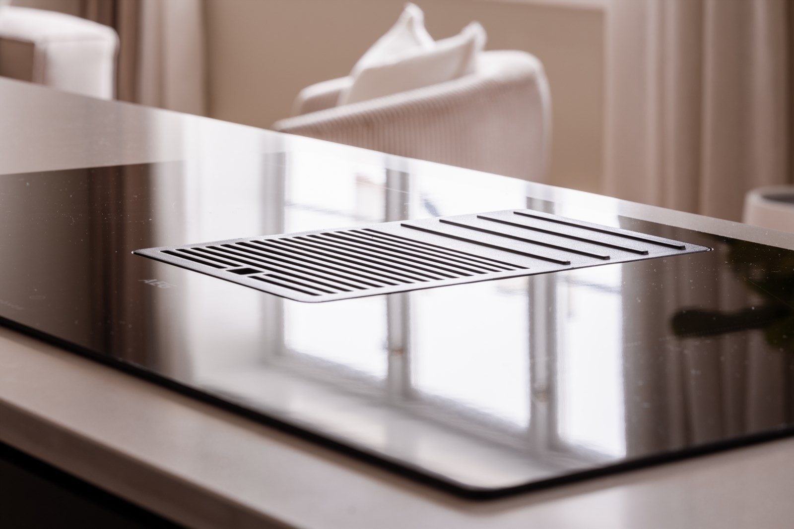 Induksjonstoppen har en smart, integrert kullfiltervifte for effektivt avtrekk. Galleribilde