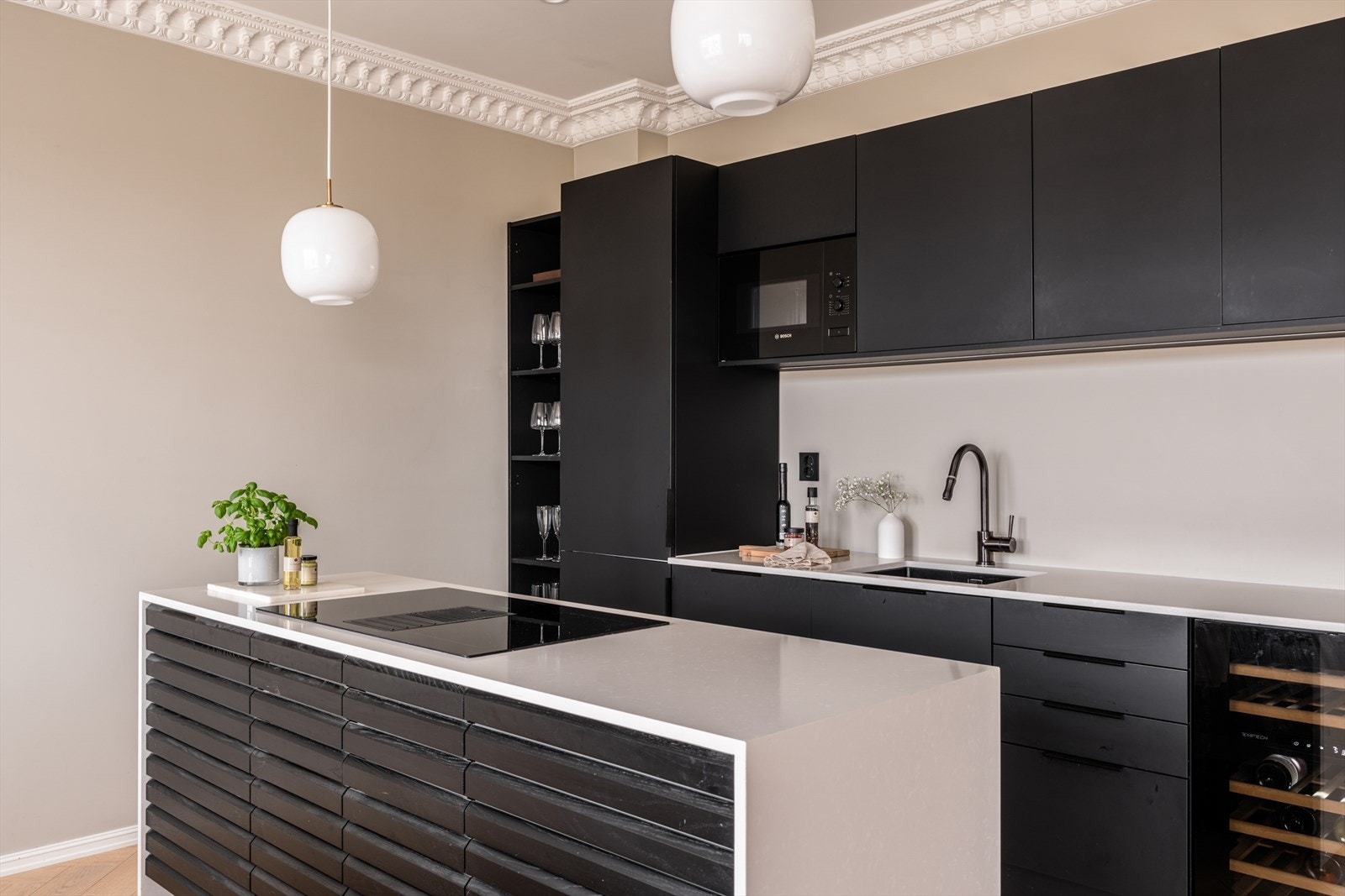 Utrolig lekkert HTH-kjøkken fra 2021 med mørke, glatte fronter. Galleribilde