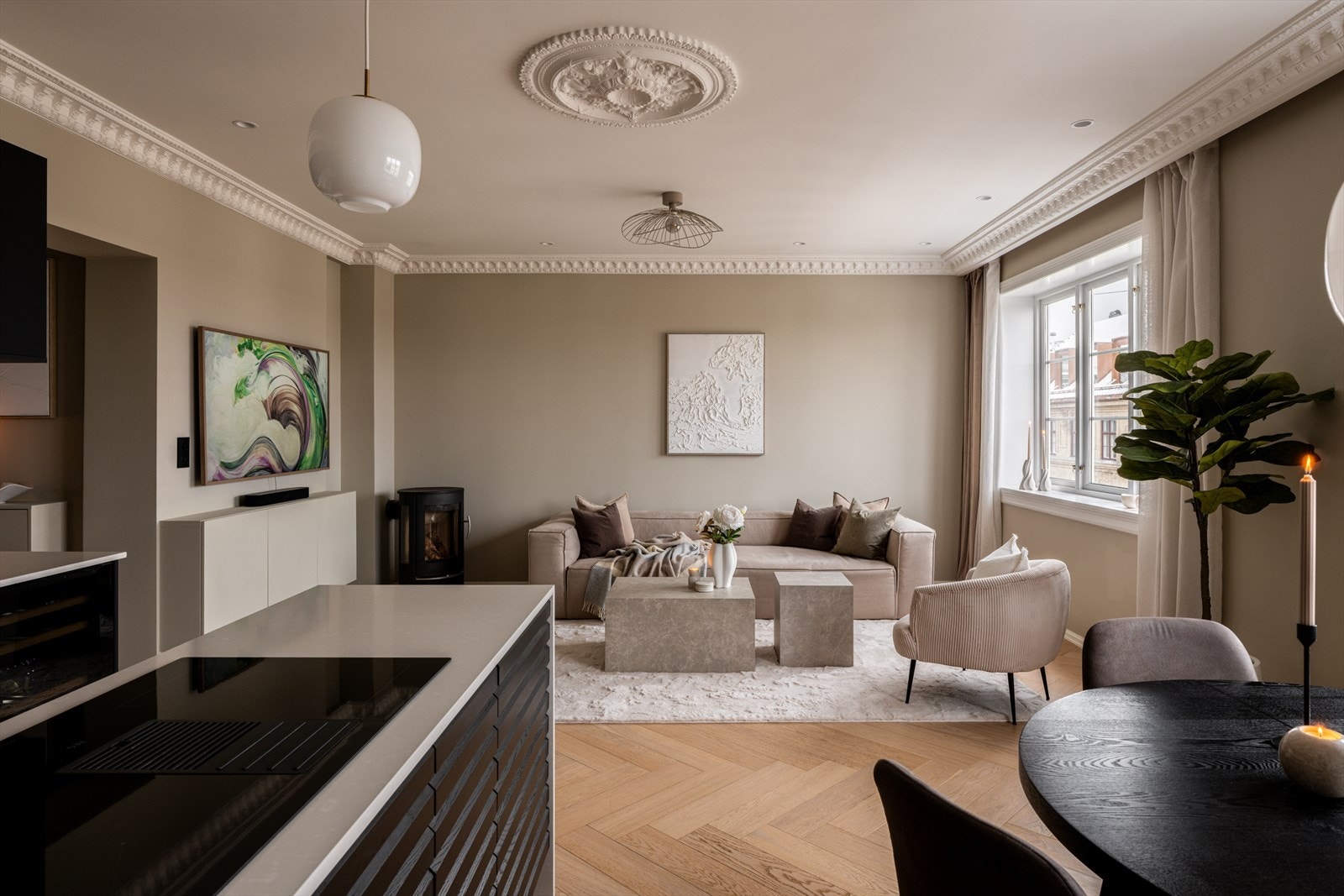 De klassiske arkitektoniske detaljene skaper karakter og sjel, mens store vindusflater slipper inn rikelig med naturlig lys. Galleribilde