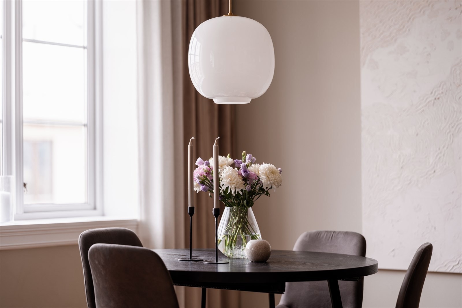 Påkostede Radiohus-lamper fra Illums understreker den gjennomførte stilen. Galleribilde