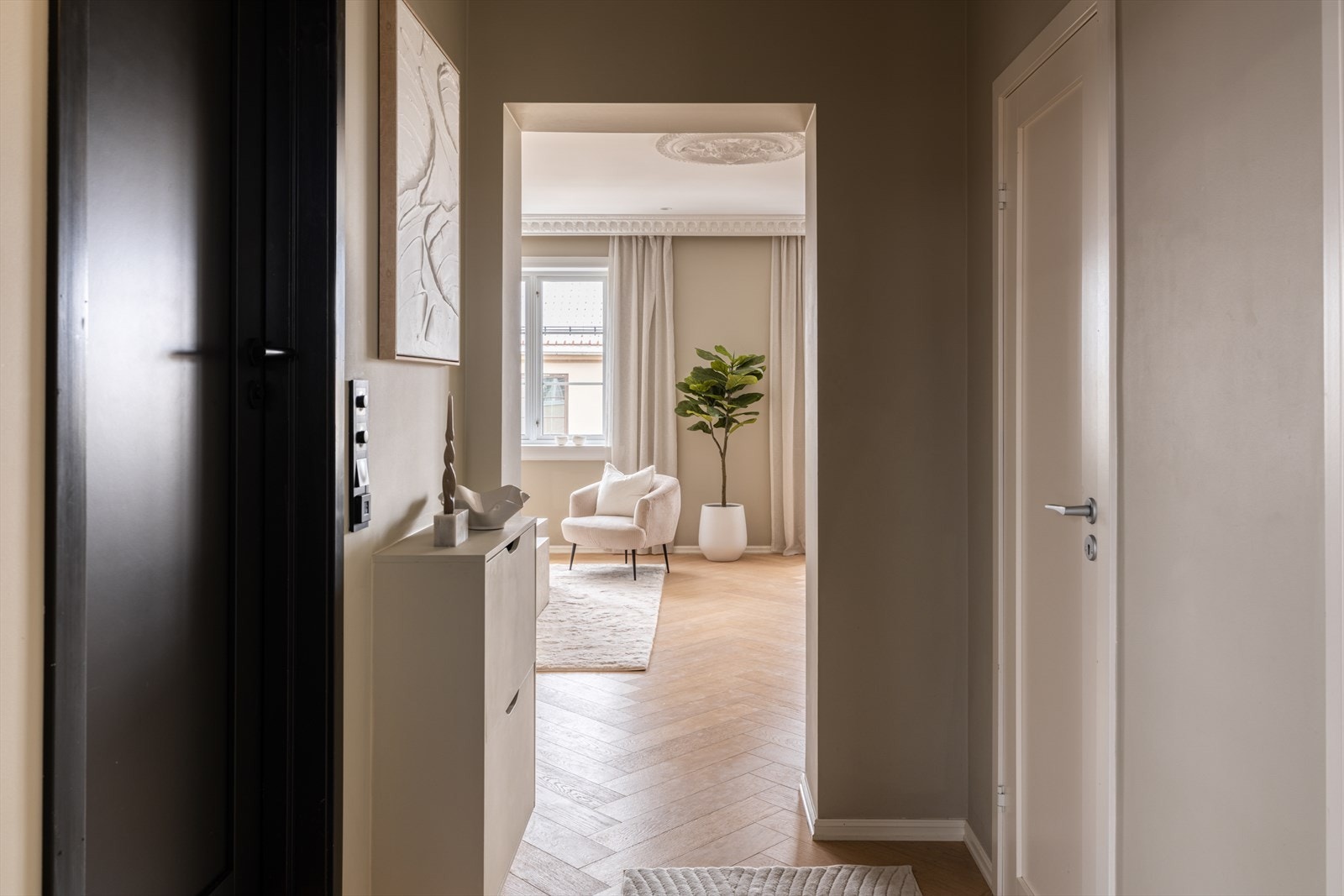 Fra entréen ledes du videre inn mot leilighetens sosiale kjerne. Galleribilde