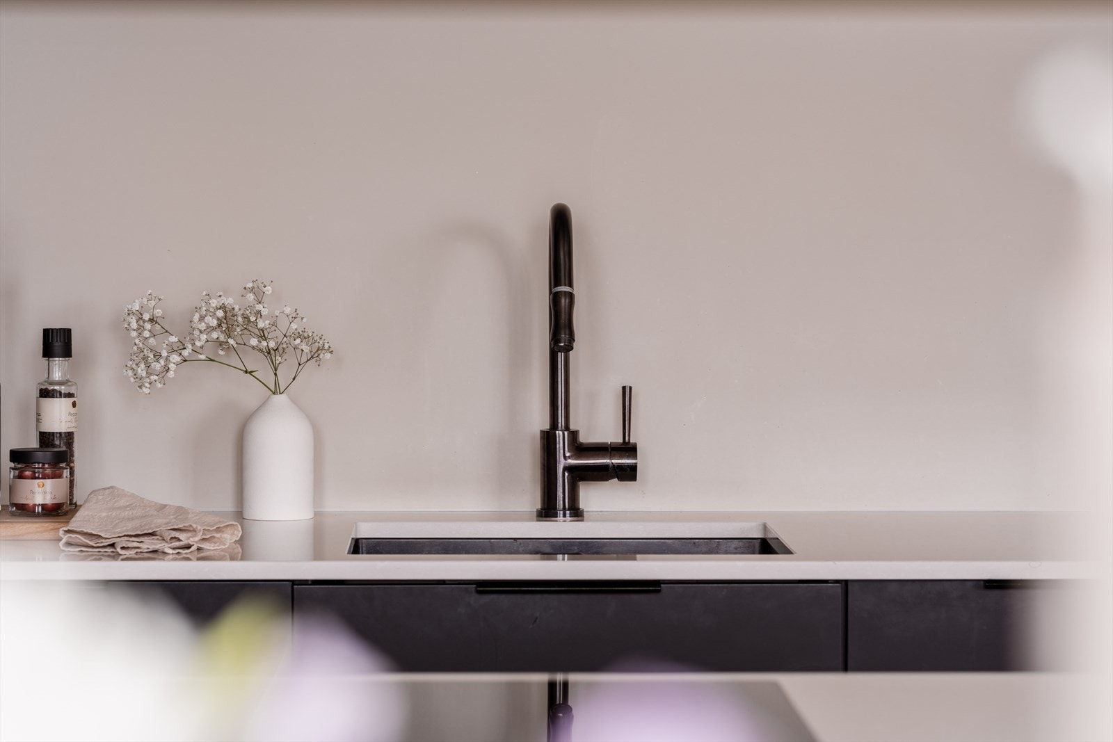 Den underlimte vaskekummen gir et sømløst og rengjøringsvennlig uttrykk. Galleribilde