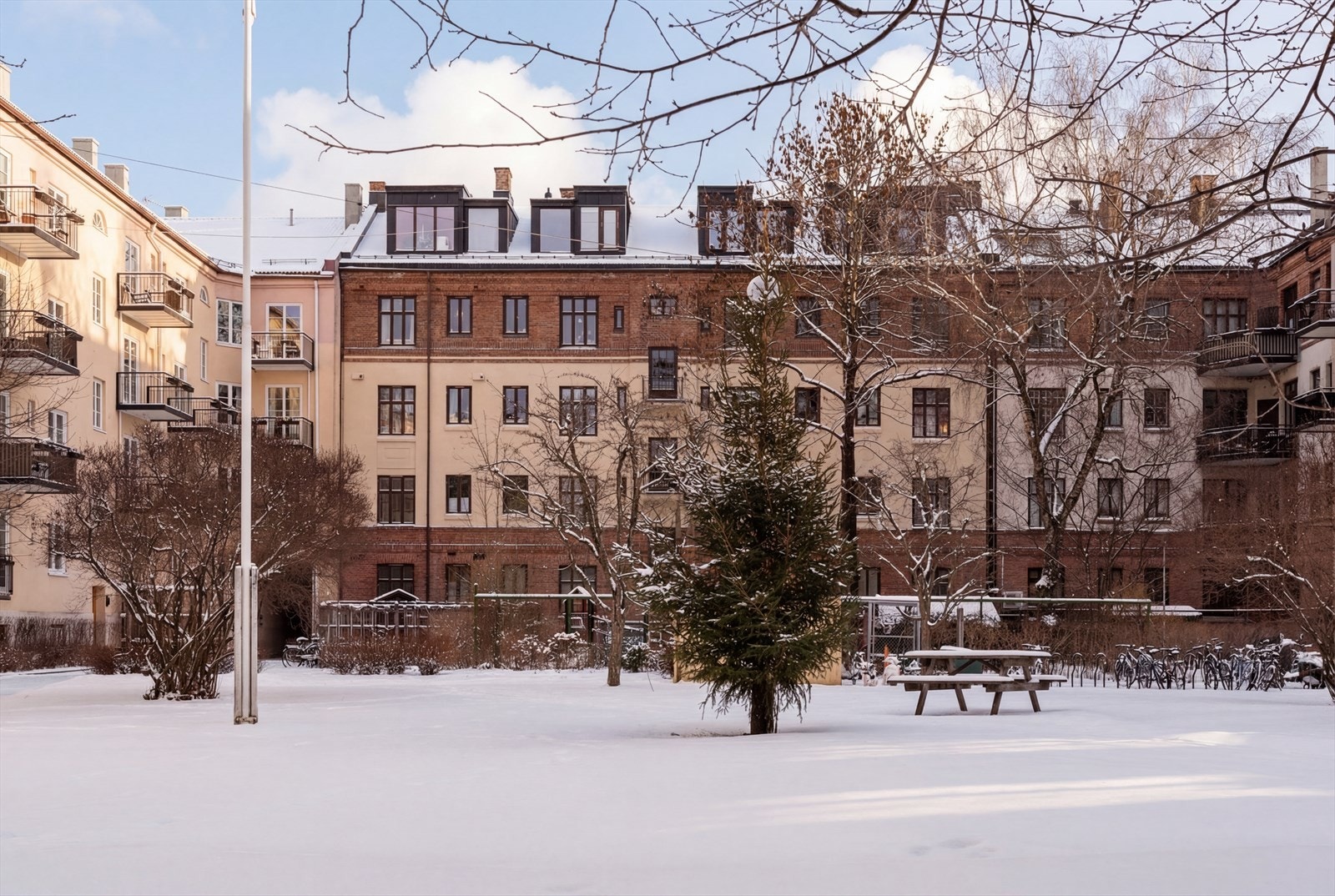 Det er gangavstand til Majorstuen skole, Universitetet i Oslo og OsloMet. Galleribilde