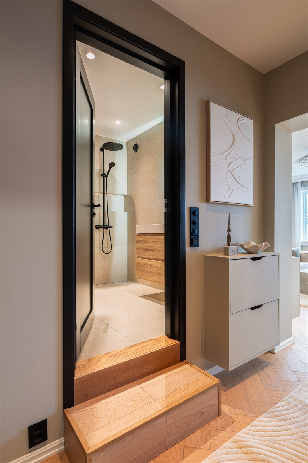 Badet er hevet, noe som gir en spennende romfølelse og et klart skille. Galleribilde