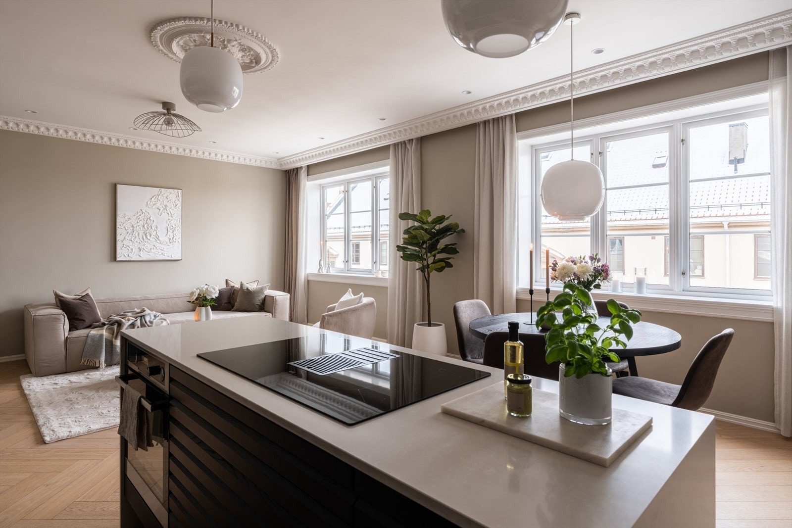 Kjøkkenøya fungerer som et naturlig samlingspunkt mellom stue og kjøkken. Galleribilde