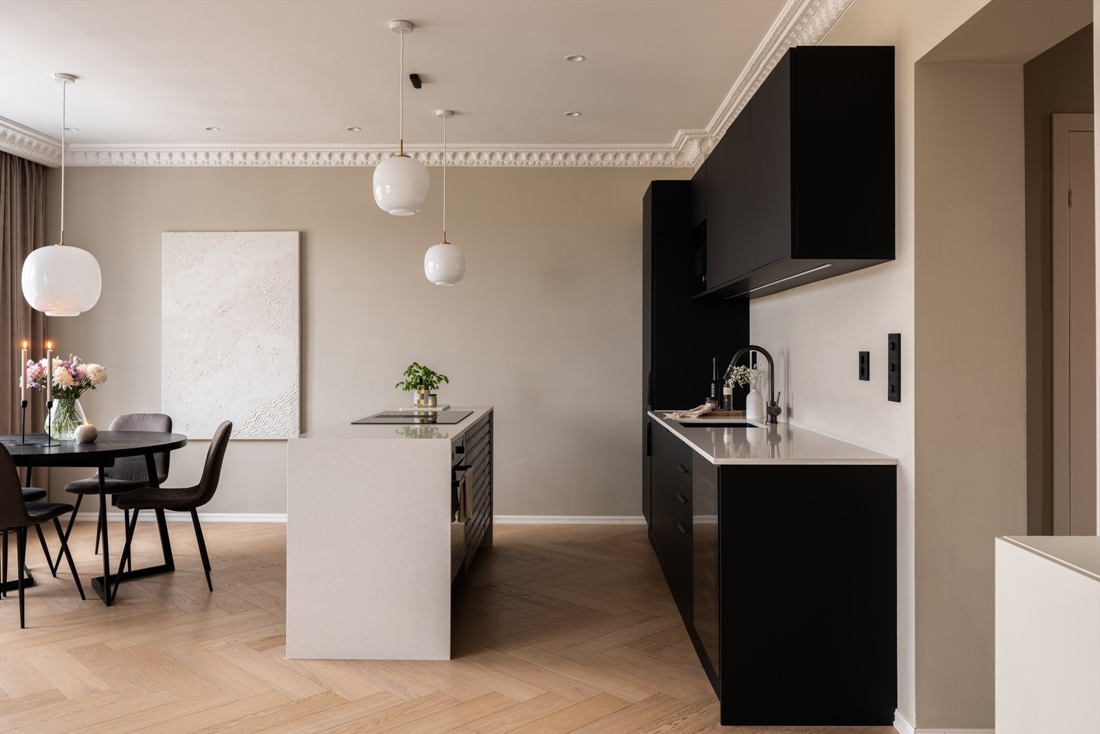 En klassisk og smakfull leilighet, vesentlig oppgradert i 2021 med påkostede materialvalg. Galleribilde