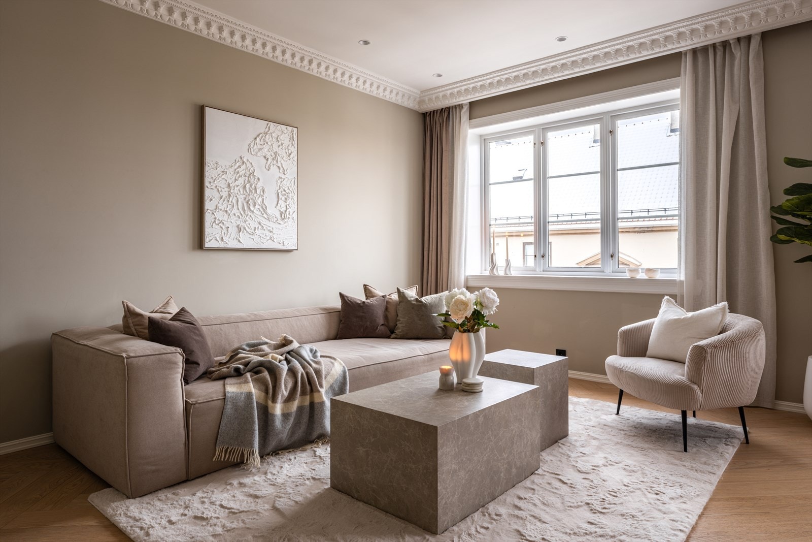 Malte, glatte vegger i en dempet fargepalett komplementerer de klassiske detaljene. Galleribilde