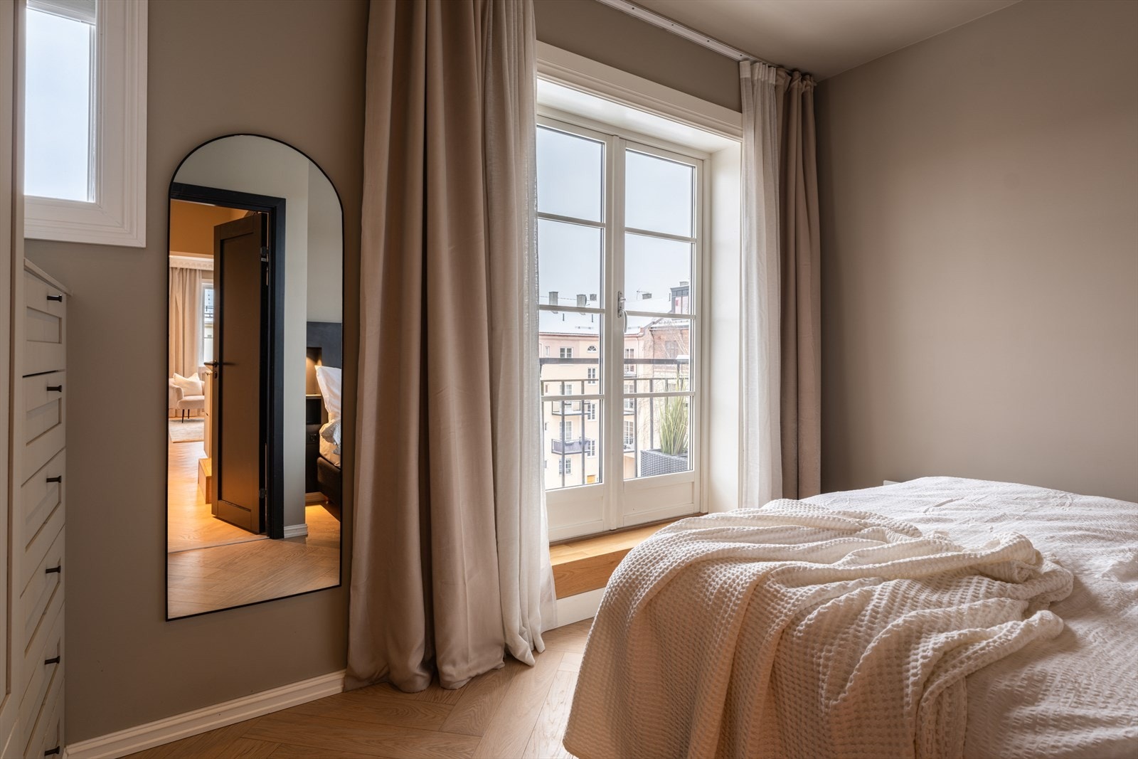 Fra soverommet er det direkte utgang til balkongen. Galleribilde