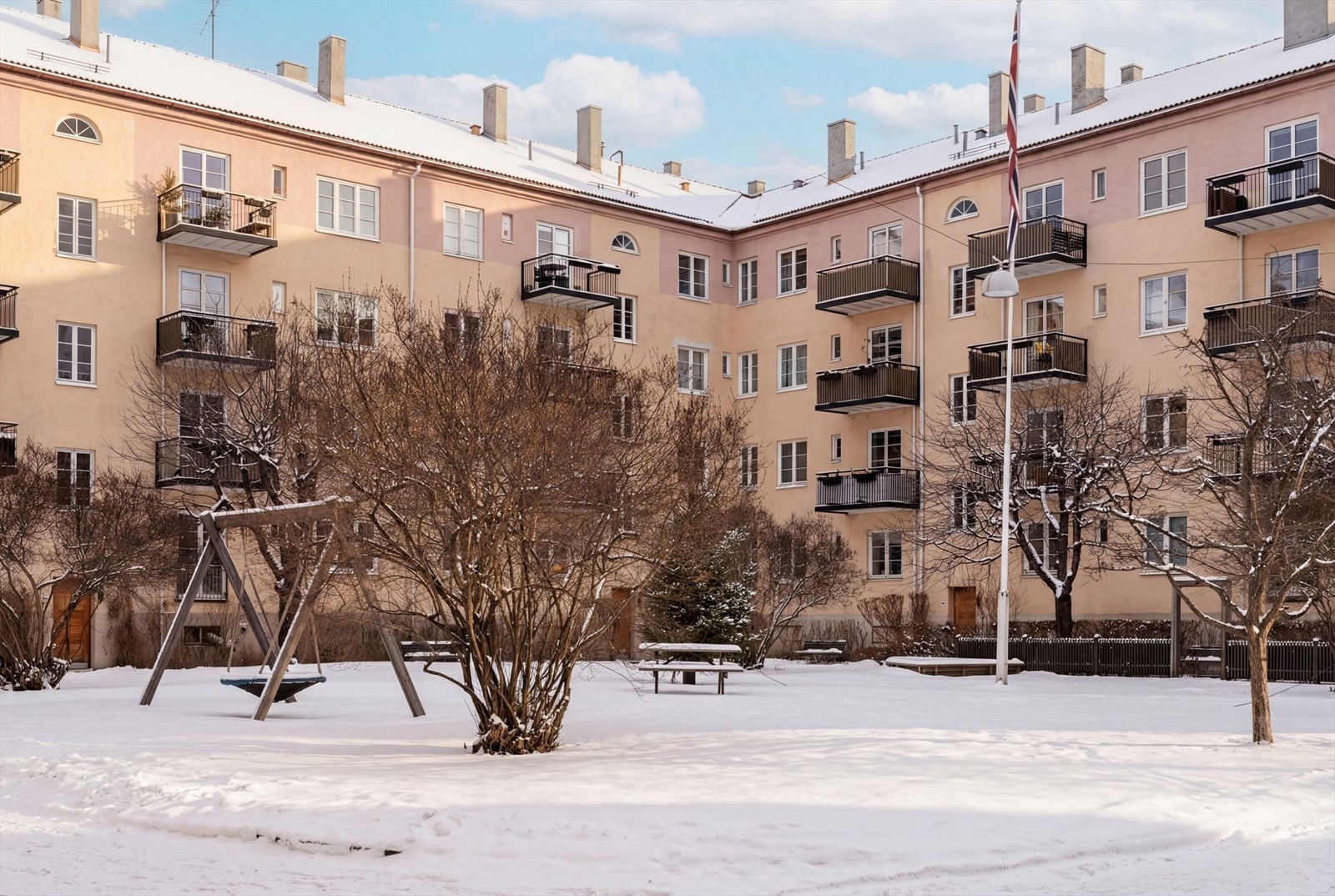 På varme sommerdager er Frognerparken, en kort spasertur unna, et naturlig samlingspunkt. Galleribilde