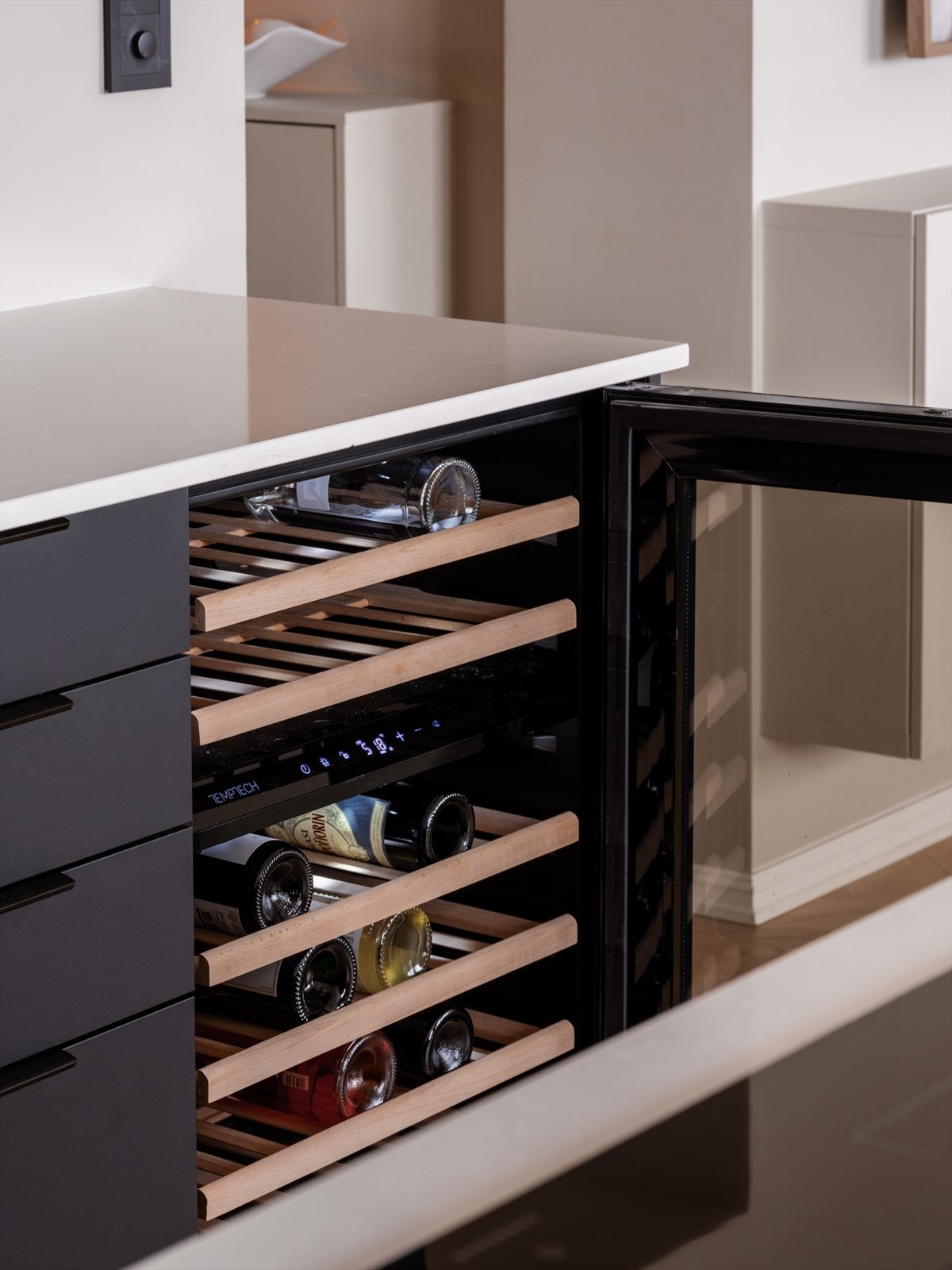 Det integrerte vinskapet gir optimale lagringsforhold for vinen din. Galleribilde
