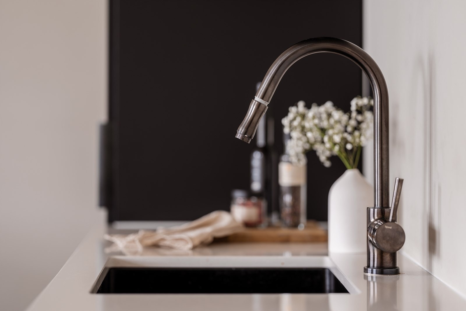 Stilrent armatur fra Tapwell i mørk utførelse på kjøkkenet. Galleribilde