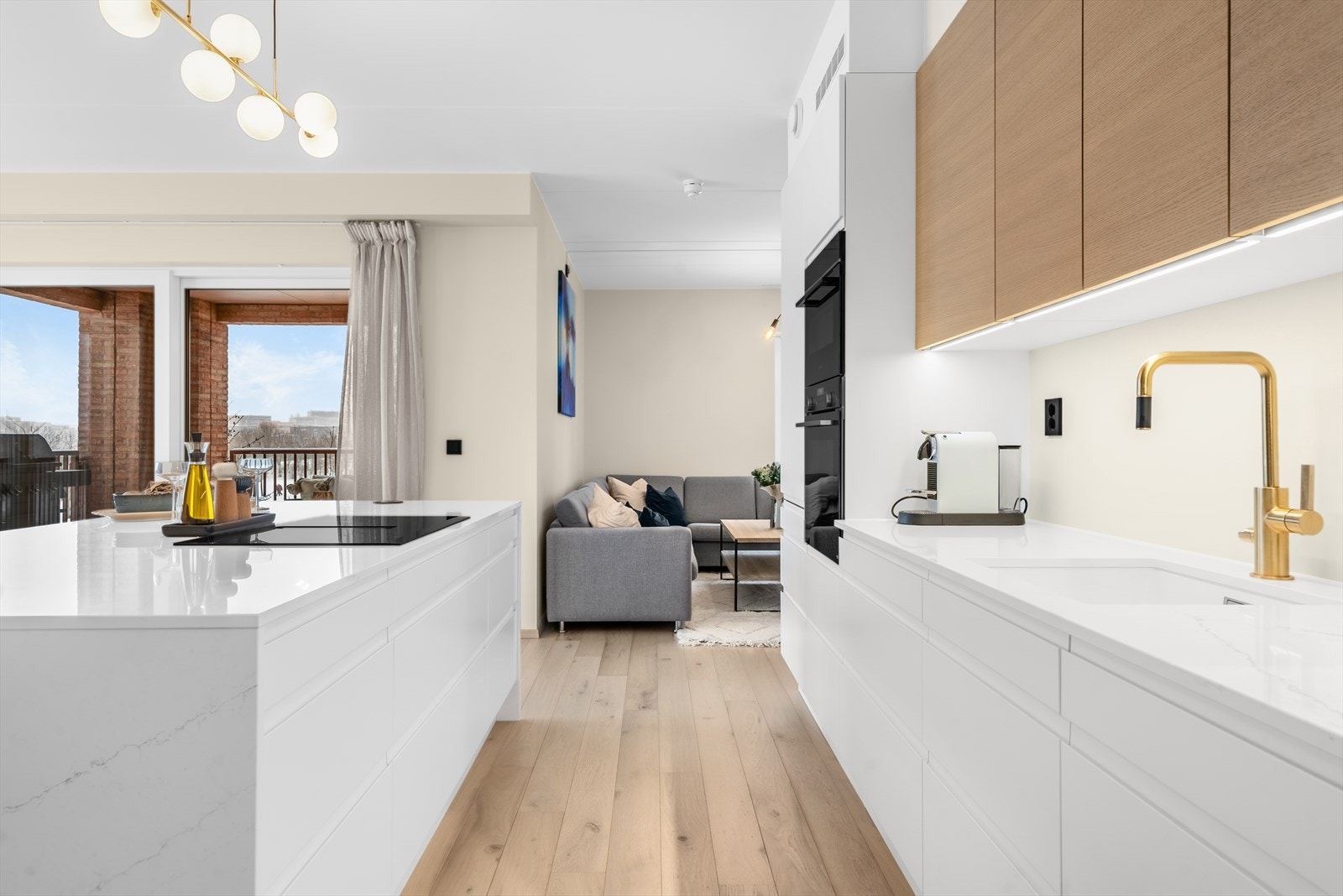 Stue og kjøkken i åpen løsning, men samtidig med naturlige adskilte soner. Enstavs eikeparkett og vannbåren gulvvarme i alle oppholdsrom, soverom og entré. Galleribilde