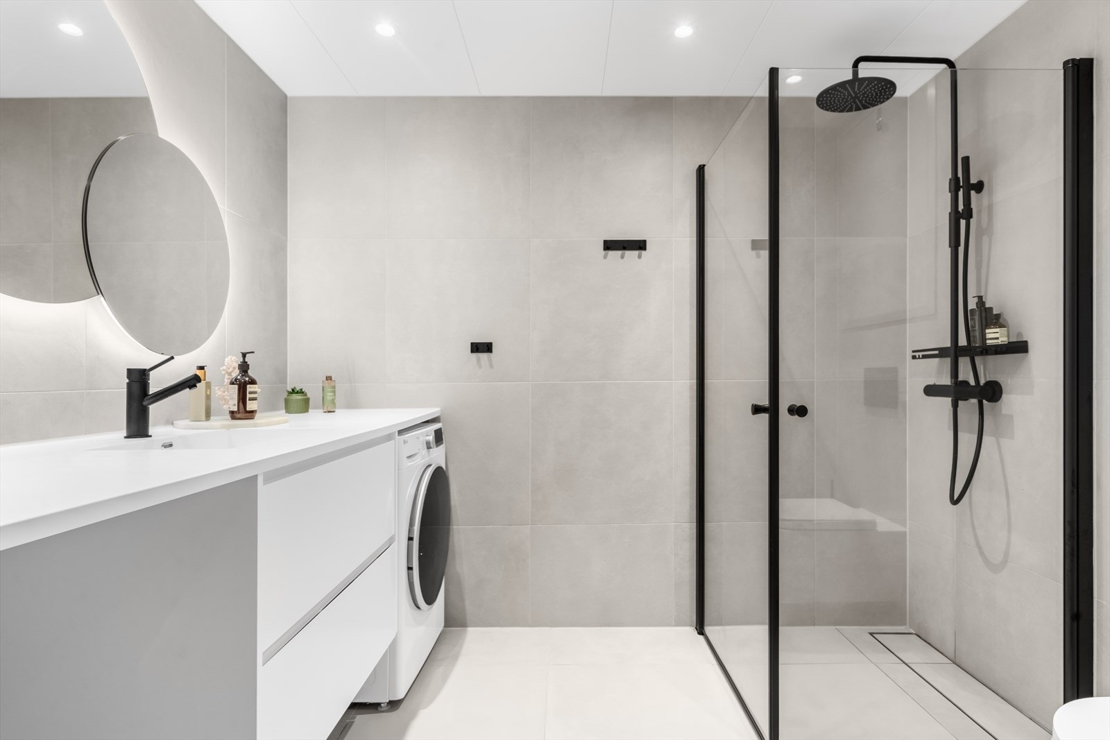 Delikat flislagt baderom tilknyttet hovedsoverommet med servant og skuffer med god benkeplass, speil, dusjhjørne med glassdører, Tapwell armatur med regndusj og hånddusj, Tile Insert linjesluk og vegghengt wc med innebygget sisterne. Varmekabler i gulv. Galleribilde