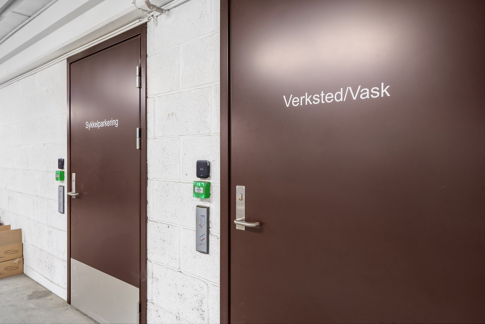 Sykkelparkering og sykkelvask/hobbyrom med adkomst fra garasjen. Galleribilde