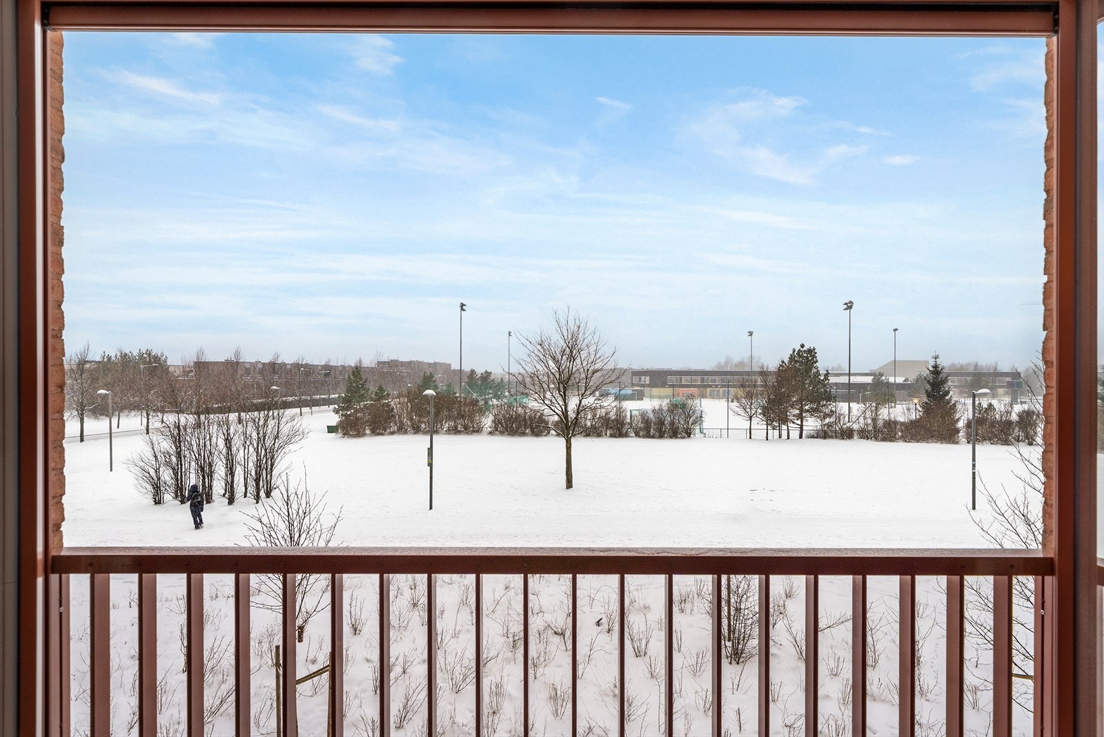 Fra spisestuen og balkongen er det flott og åpent utsyn uten innsyn mot Nansenparken og Storøya kunstgress. Elektrisk solskjerming med screens på alle vinduer mot øst og vest. Galleribilde