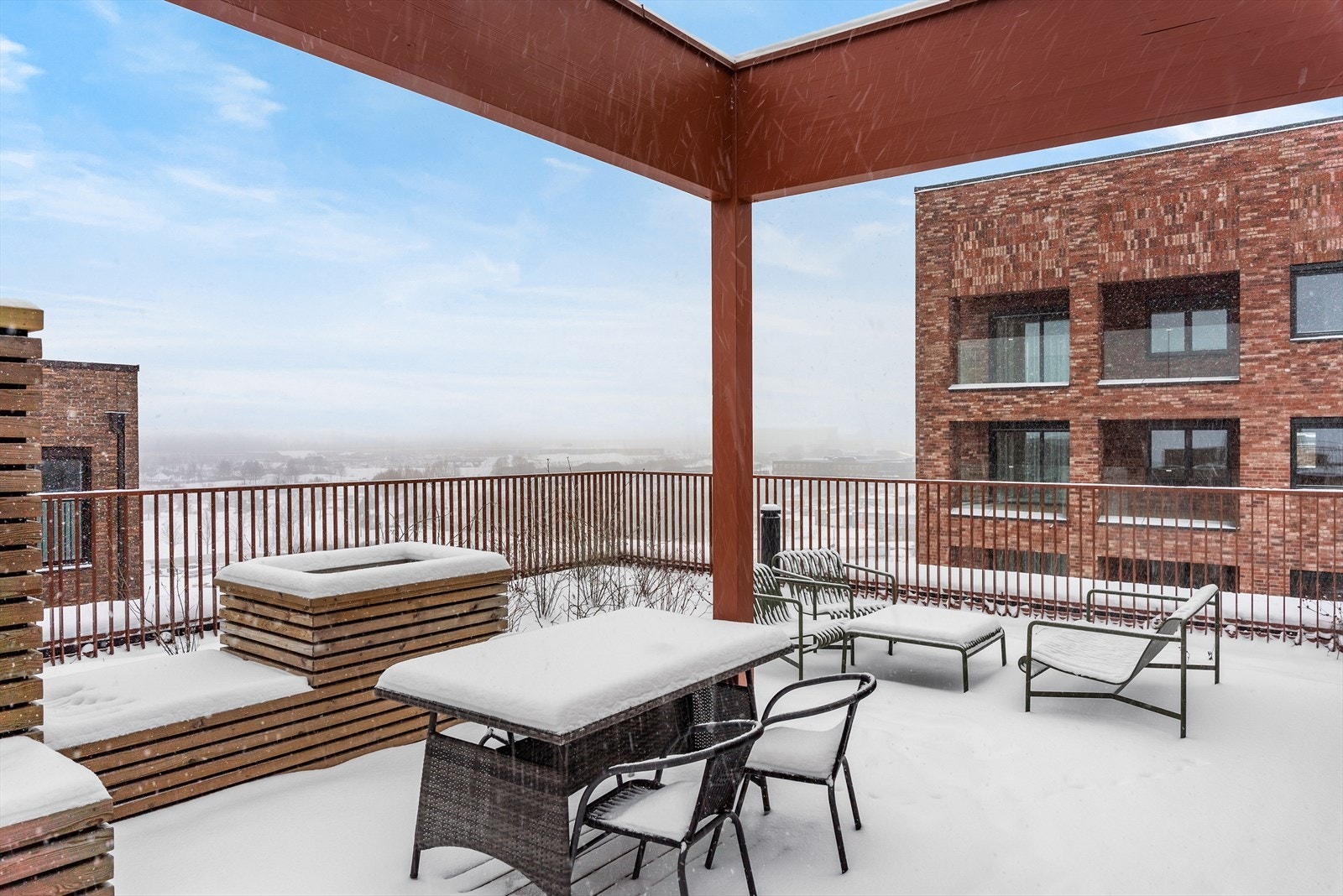 Felles møblert takterrasse med gode solforhold og flott utsikt. Galleribilde