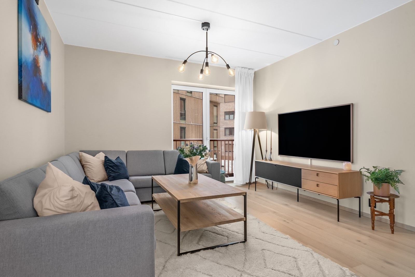 Fransk balkong i stuen og naturlig plass til TV-møbel. Galleribilde