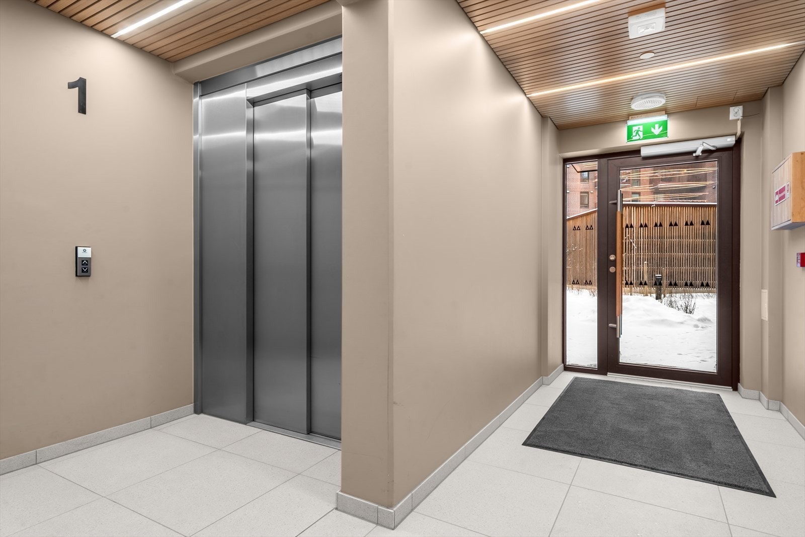 Heisforbindelse mellom leilighetsplan og garasje. Pent inngangsparti med flislagte gulv og spiler i taket. Galleribilde