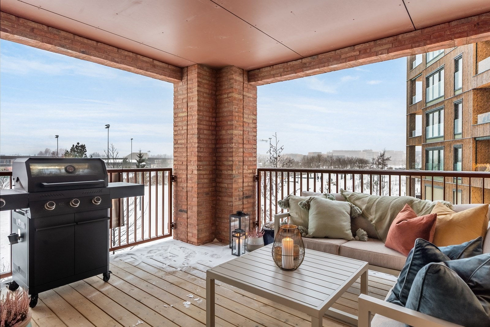 Overbygget vestvendt hjørnebalkong på 13 m² med god plass til utemøbler og grill. Galleribilde