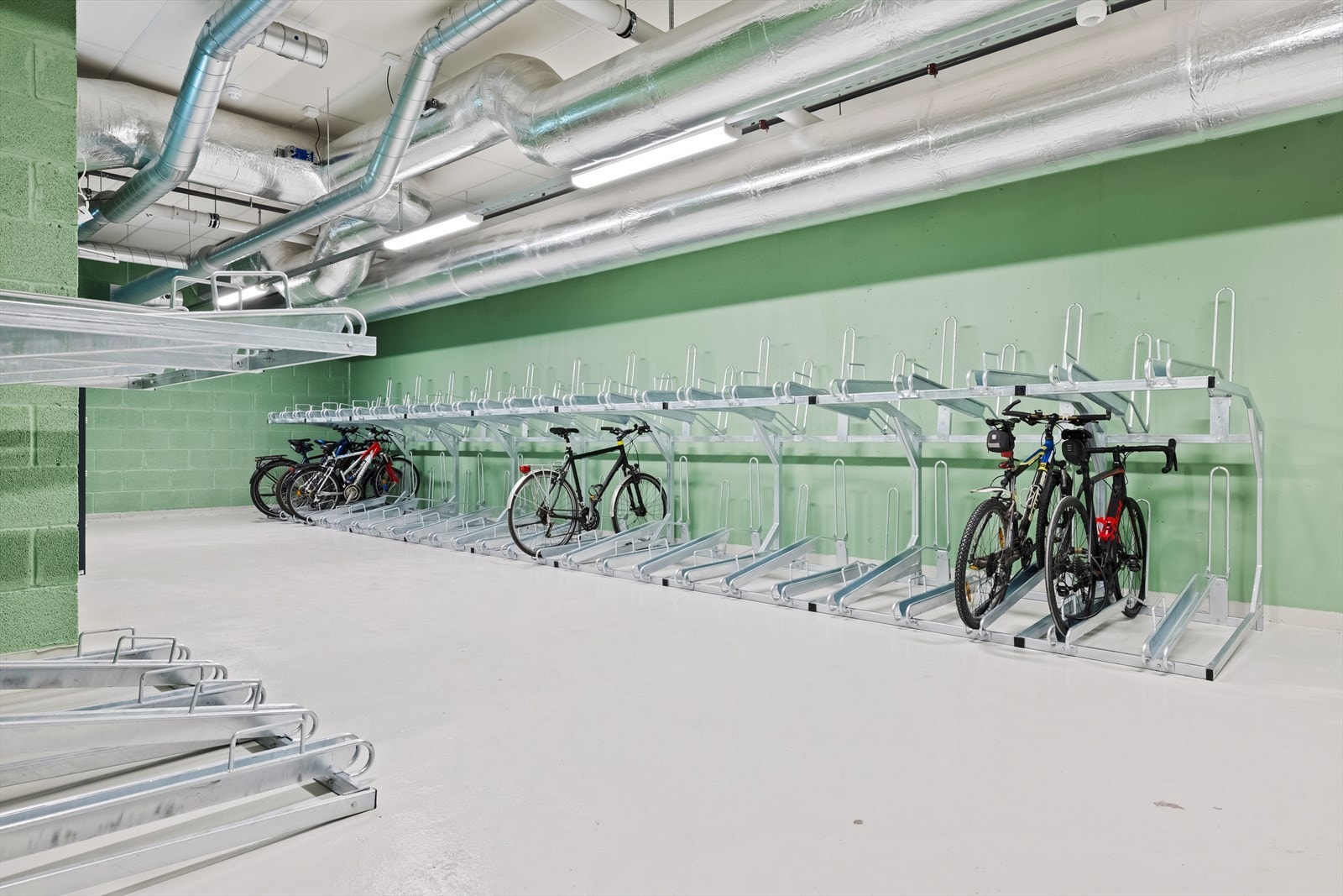 Sykkelparkeringen med god kapasitet samt skap for lading av batterier. Galleribilde