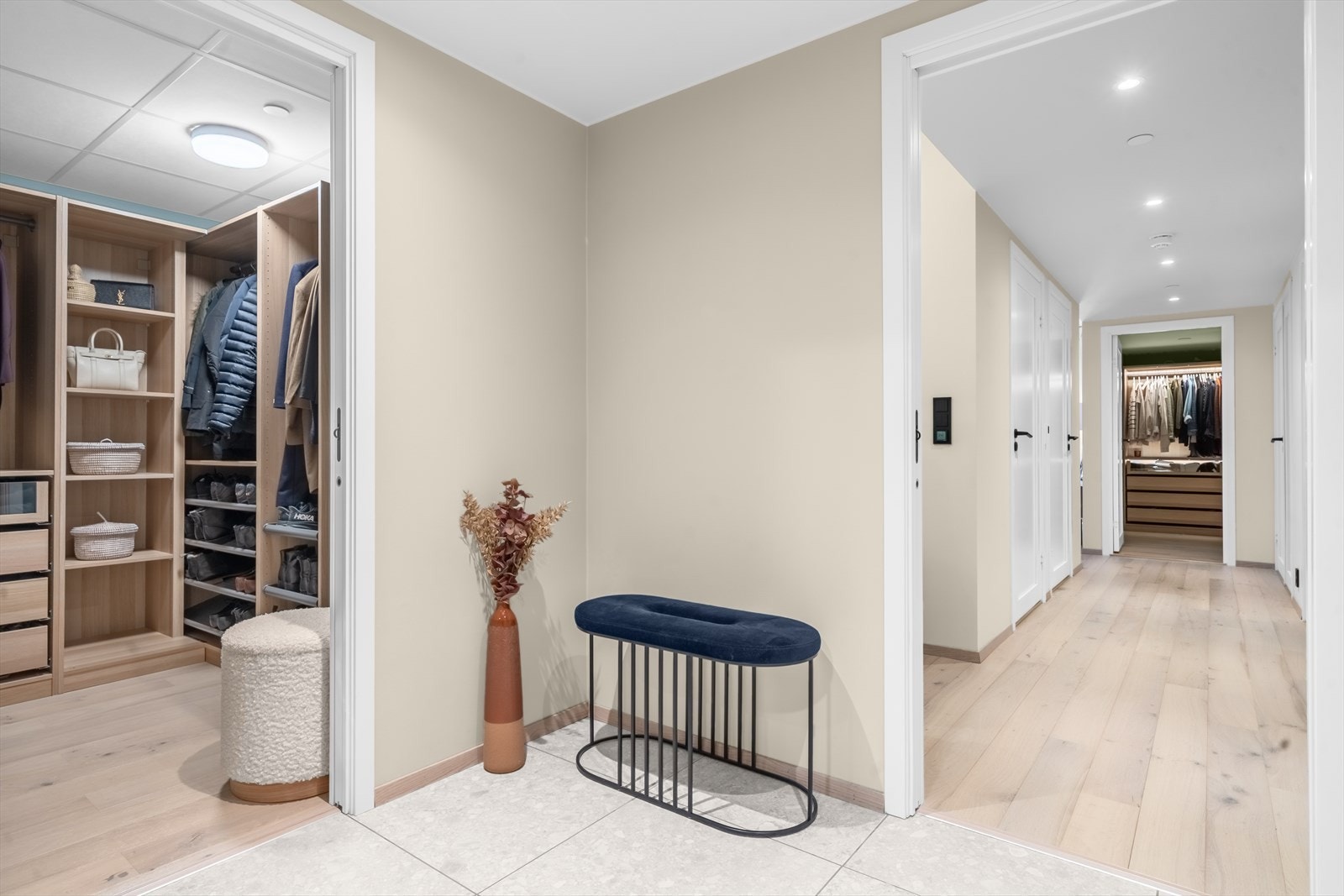 Flislagt entré med adkomst til romslig walk-in closet og adkomst til gangen. Galleribilde