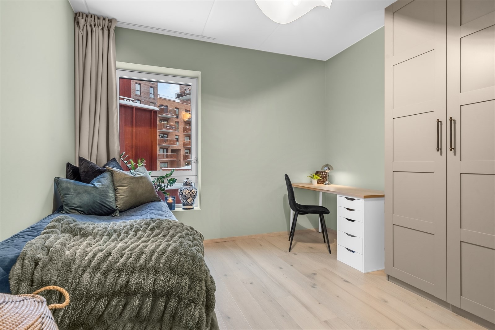 Soverom III med stor hjørnegarderobe samt god plass til dobbeltseng og skrivebord. Østvendt mot bakgård. Galleribilde