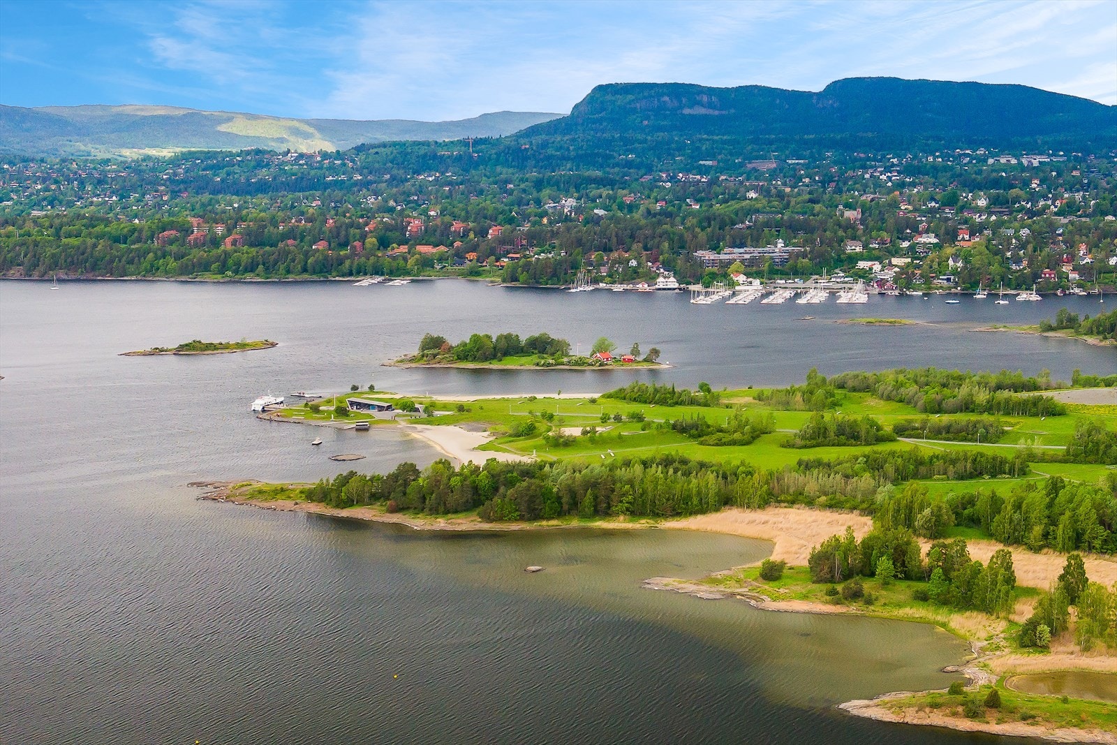 Idylliske og naturskjønne omgivelser, gode turmuligheter med kyststi og badestrand på Storøyodden. Galleribilde