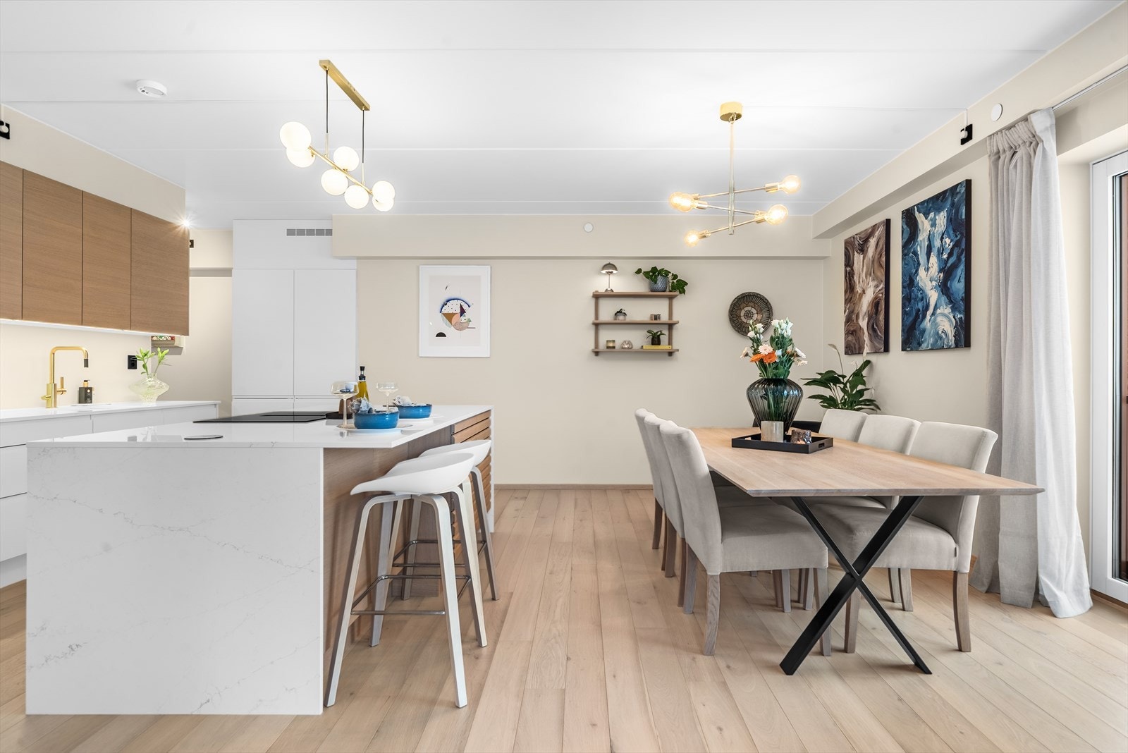 Kjøkkenøyen har waterfall benkeplate, nedfelt strømuttak på begge sider, barløsning med plass til to stoler samt skuffer og skap på hele siden som vender mot spisestuen. Galleribilde