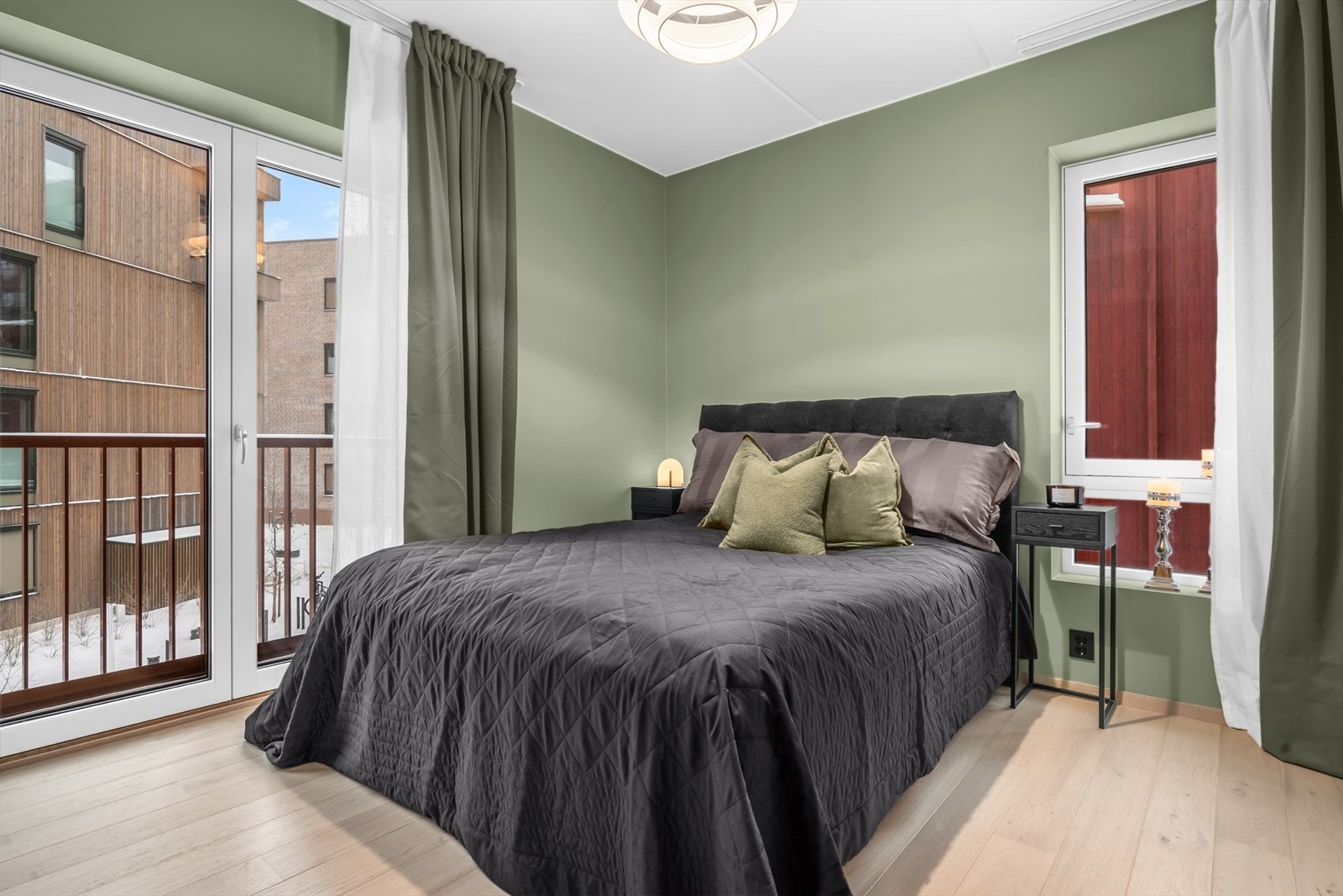 God plass til dobbeltseng og nattbord. Svært stille og rolig, helt uten biltrafikk. Galleribilde