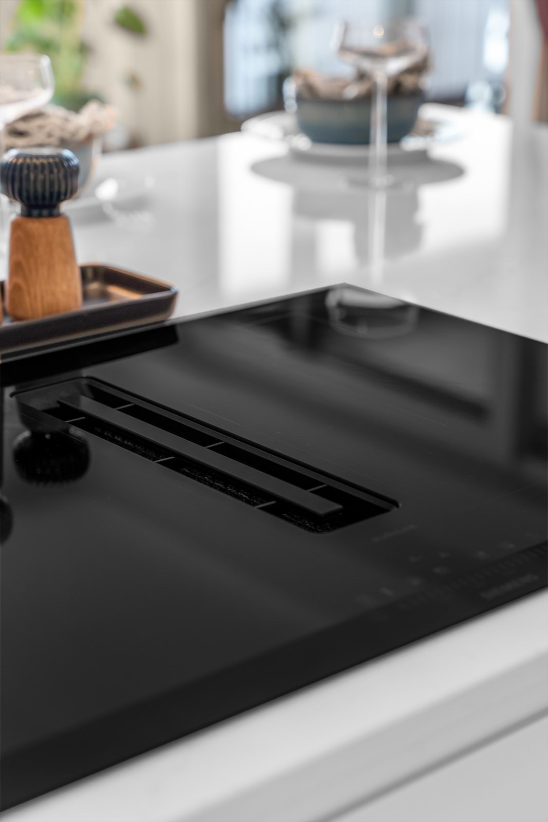 Induksjonstopp med benkeventilator på kjøkkenøyen. Galleribilde