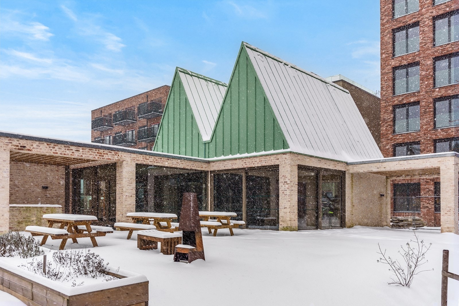 Ett av to felles selskapslokaler hvor det tidvis arrangeres ulike sammenkomster for beboerne (f.eks filmkveld, vinkveld) og med mulighet for å leie til egne arrangementer. Det er også to gjestehybler i borettslaget. Galleribilde