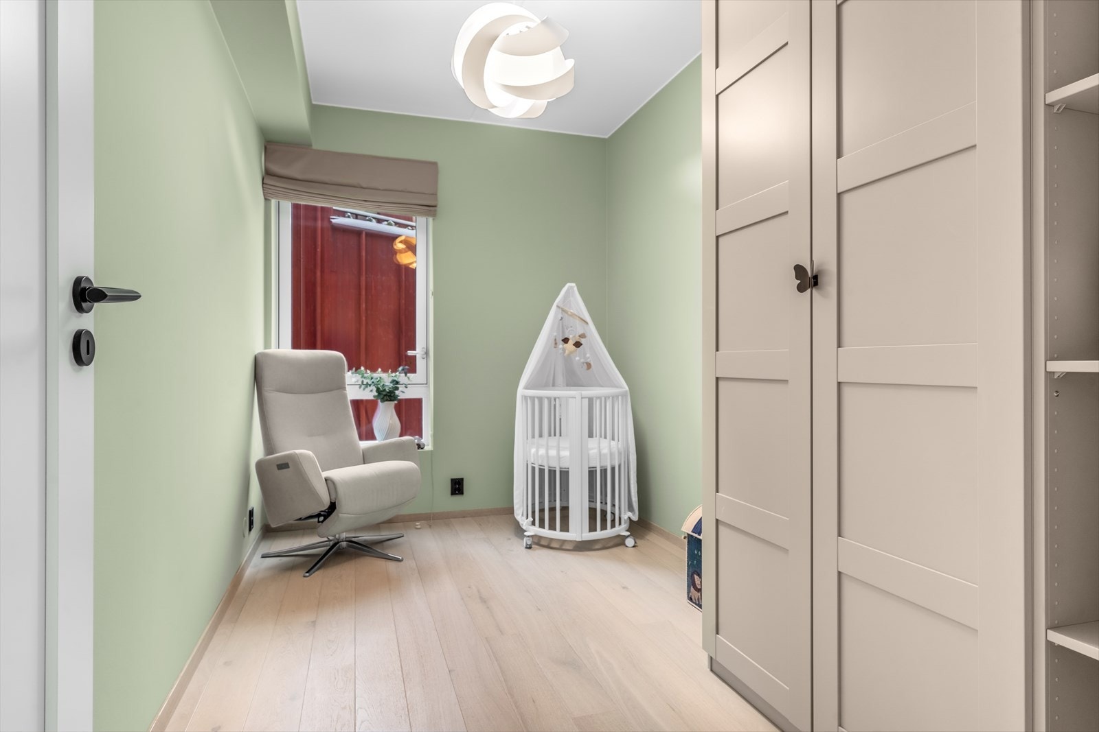 Soverom II med garderobeskap. Rommet er 2,17m bredt og har plass til seng på tvers. Østvendt mot bakgård. Galleribilde