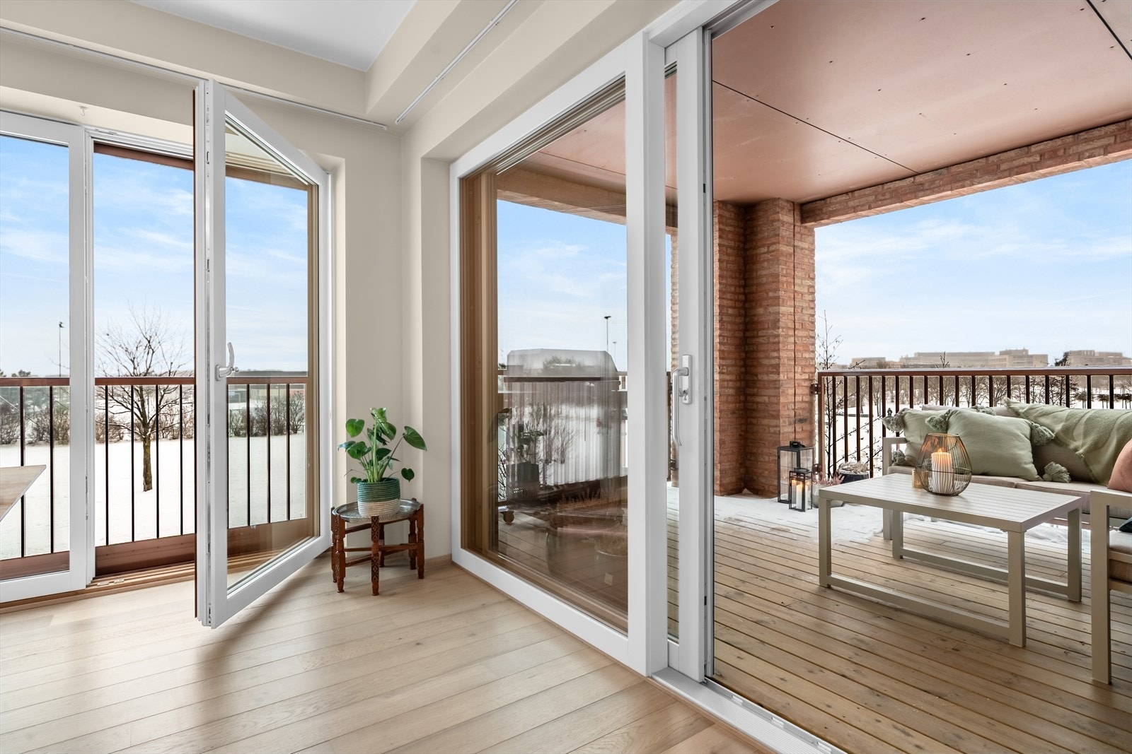 Store vindusflater med fransk balkong og skyvedør til balkongen. Galleribilde