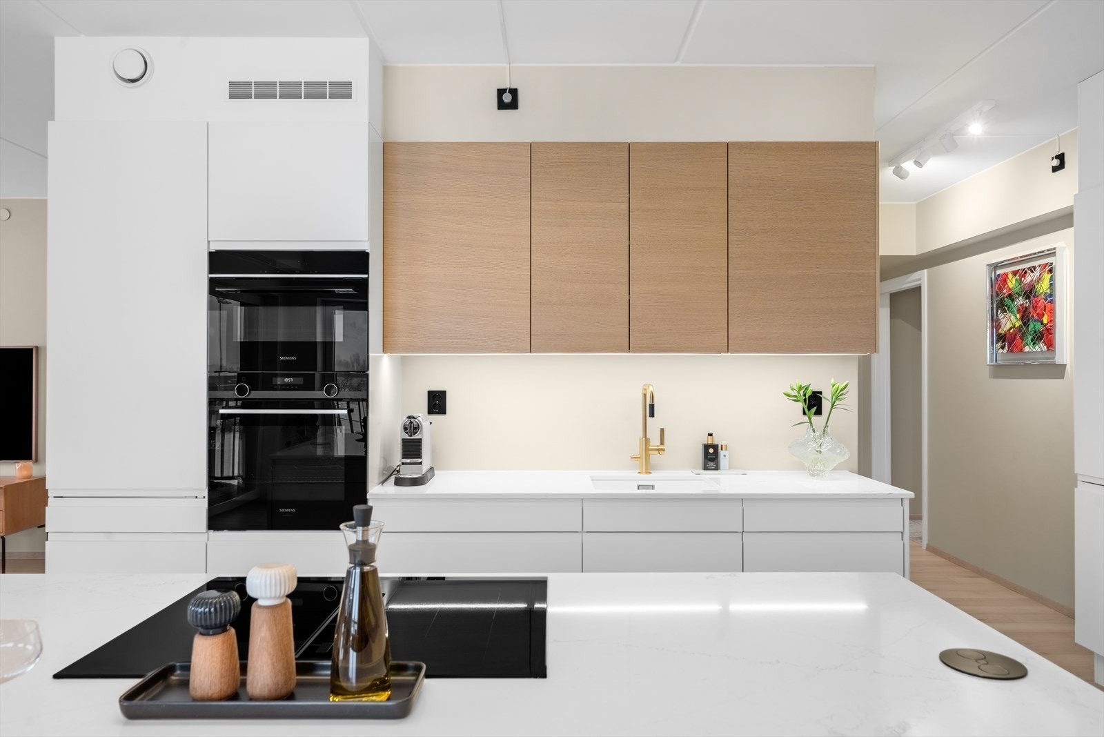 Stilrent og moderne HTH-kjøkken med benkeplater i komposittstein og Siemens hvitevarer. Betydelig oppgradert fra standardleveranse. Galleribilde