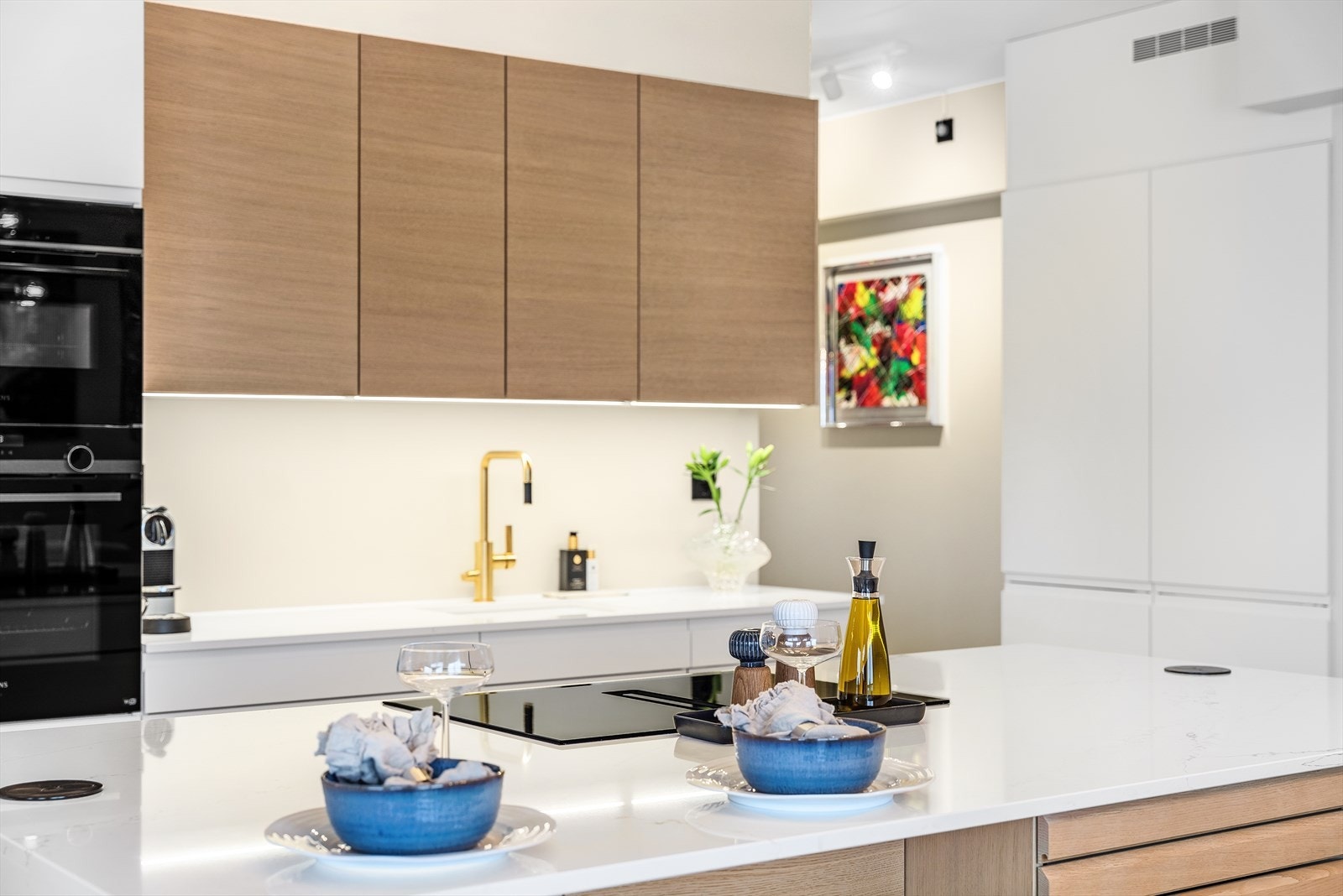 Kjøkkenet er blant annet utstyrt med fullsize kjøleskap, stekeovn med pyrolyse, kompaktovn med mikro, oppvaskmaskin, induksjonstopp, fullsize fryseskap og høyskap med tandem uttrekk. Galleribilde