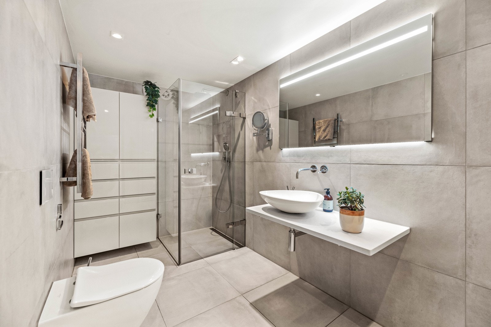 Badet i kjelleren ble bygget i 2017 (utført av Kinowski Bygg Service), og har tidsriktig design med store og lyse fliser på vegger og gulv, samt downlightsbelysning i taket. Galleribilde