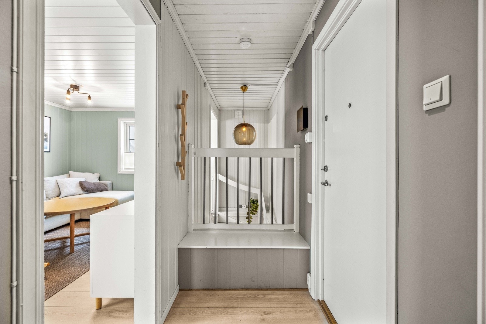 Lys og åpen entré med plass til å henge fra seg ytterjakken. Galleribilde