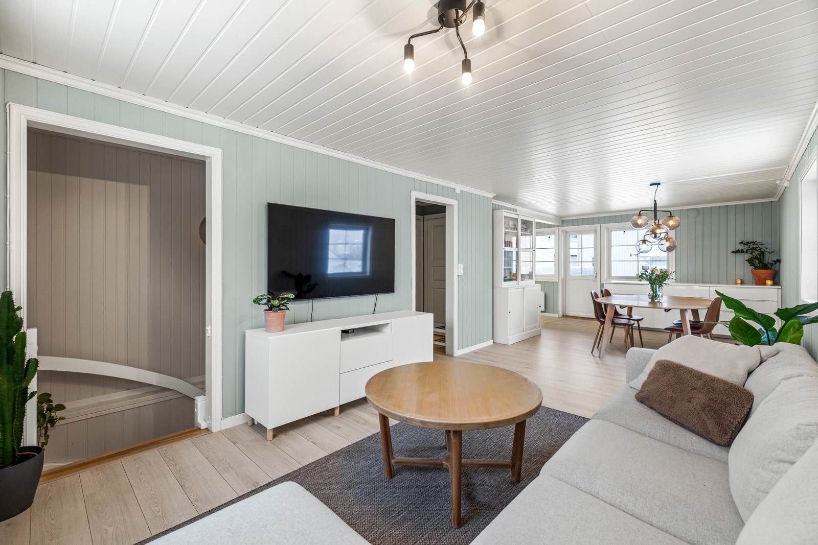 I 1. etasje er det sosialt allrom med stue, spiseplass og kjøkken i åpen løsning. Galleribilde