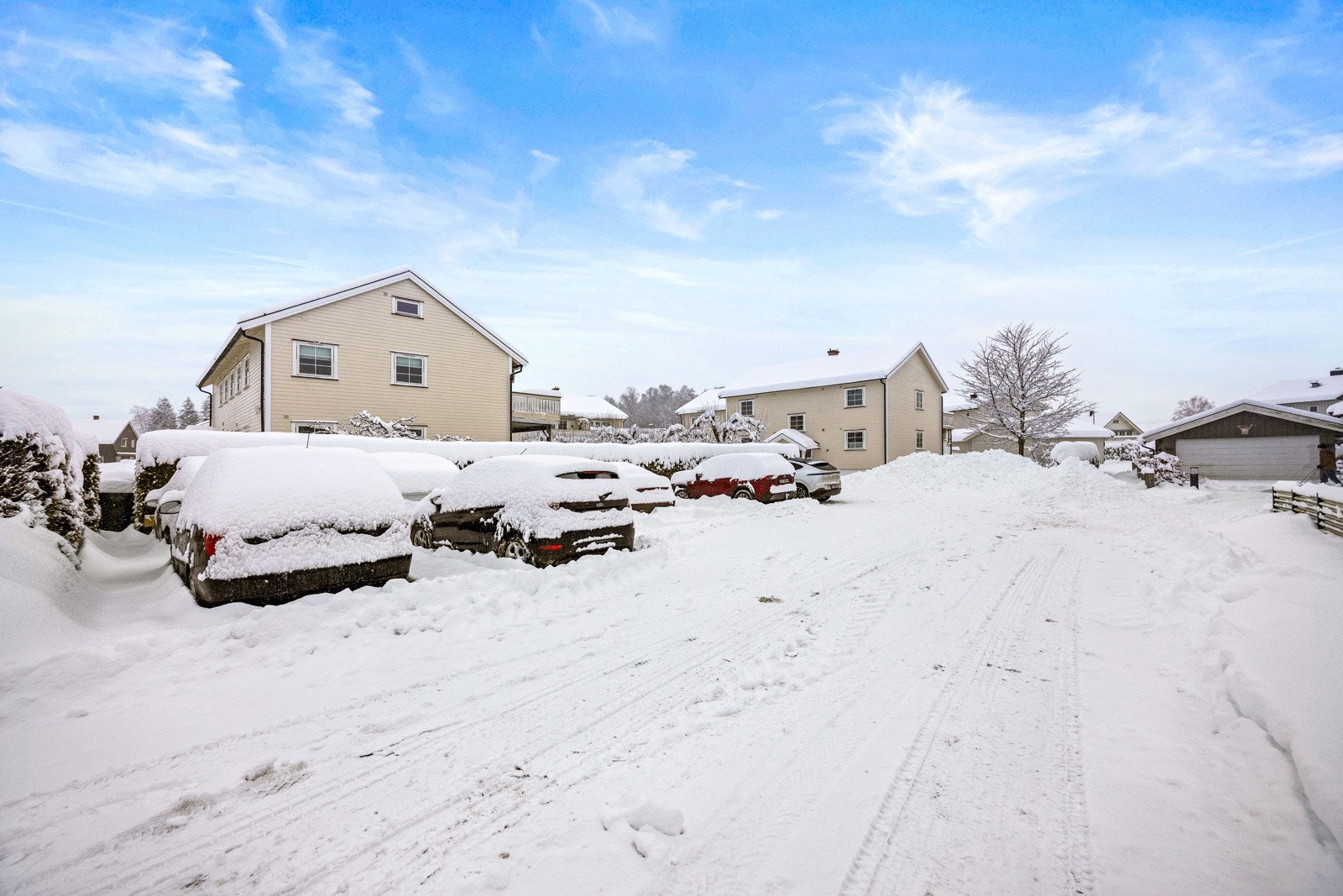 Det er bruksrett til 2 stk. parkeringsplasser på felles tomt. Galleribilde