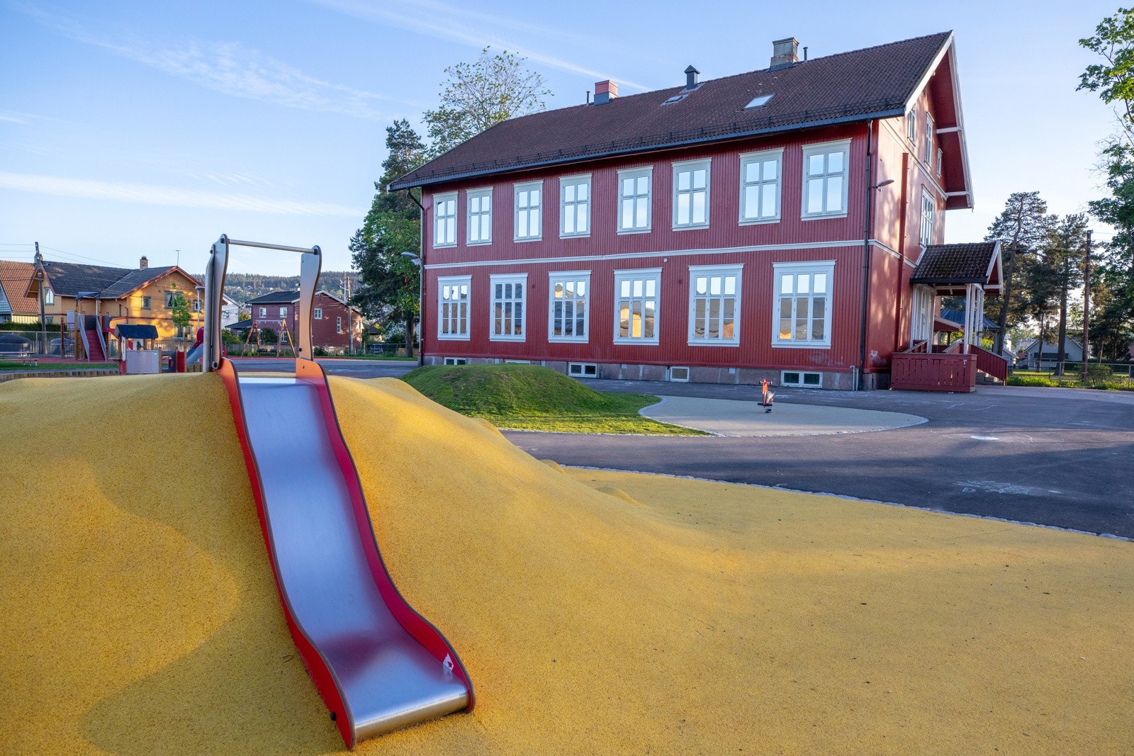 Fra boligen er det kun 5 min gange til Lillestrøm barnehage. Vigernes barneskole ligger også i umiddelbar nærhet, kun 9 min fra ytterdøren. Galleribilde