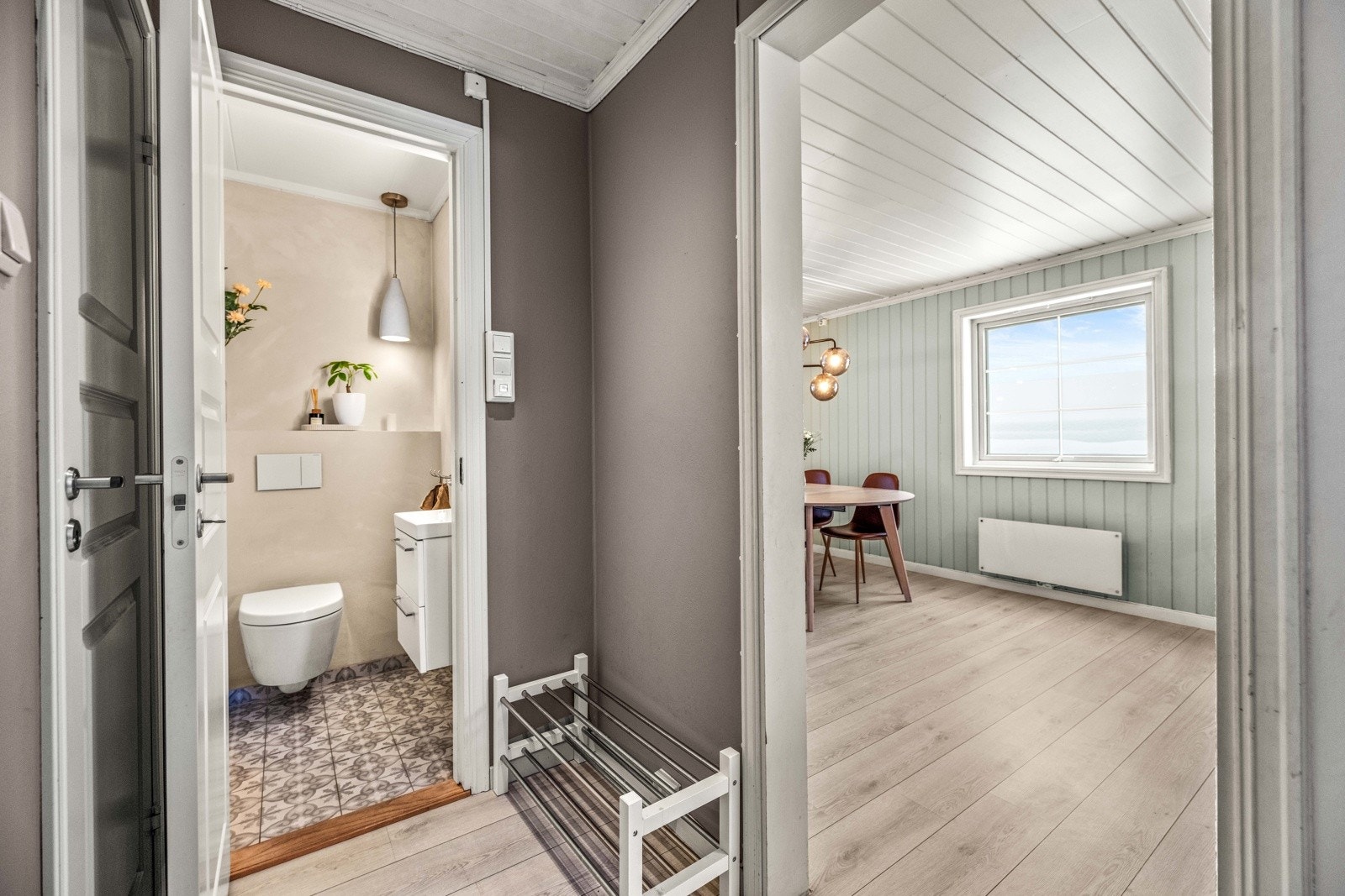 Ved entréen ligger separat toalettrom og garderoberom. Galleribilde