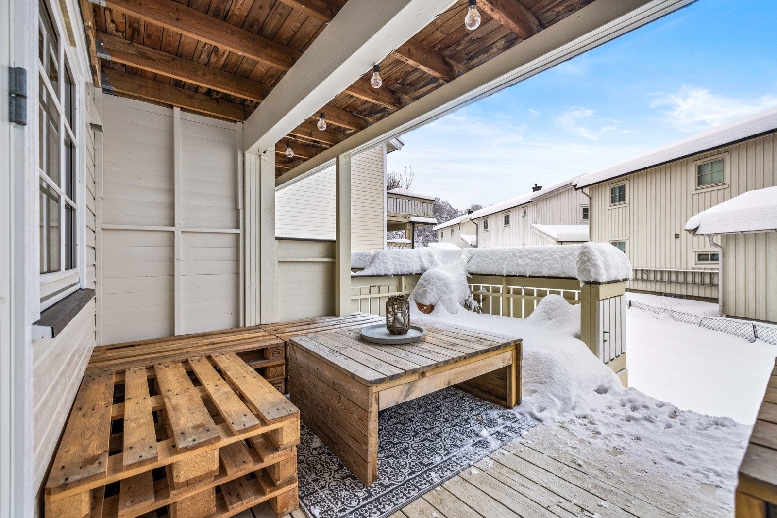 Terrassen er delvis overbygd, noe som gir en lun og fin uteplass. Galleribilde