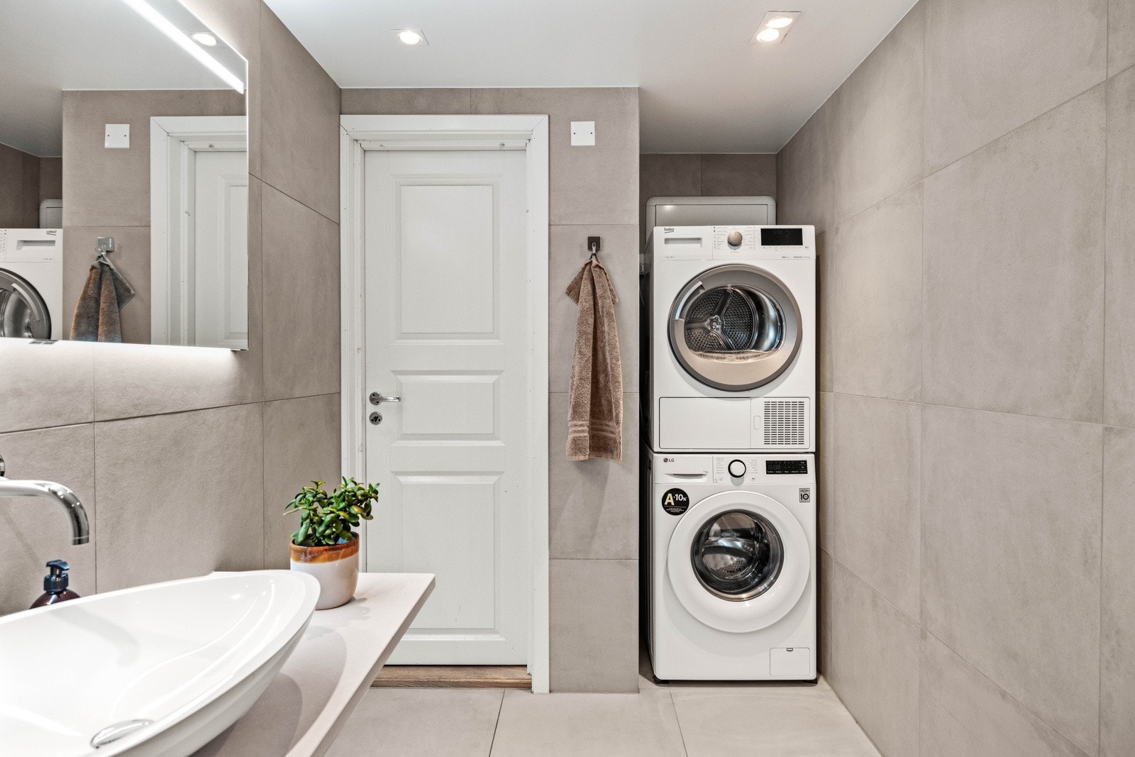 Det er opplegg for både vaskemaskin og tørketrommel i egen nisje. Galleribilde