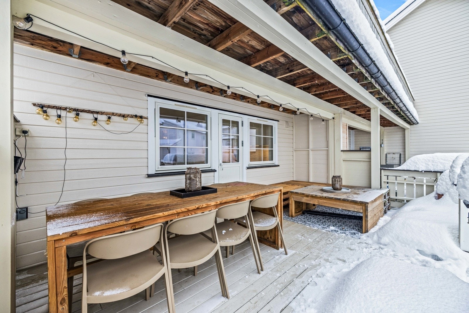 Leiligheten har stor og sydvendt terrasse på ca. 22 kvm med direkte adkomst til hage. Galleribilde