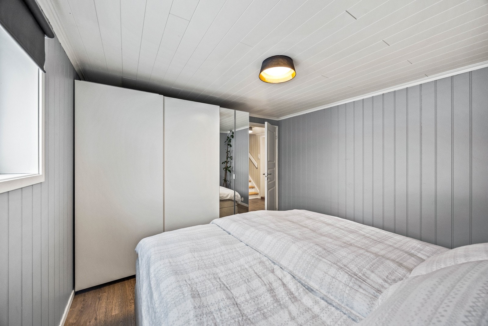 Det er montert skyvedørsgarderobe. Galleribilde