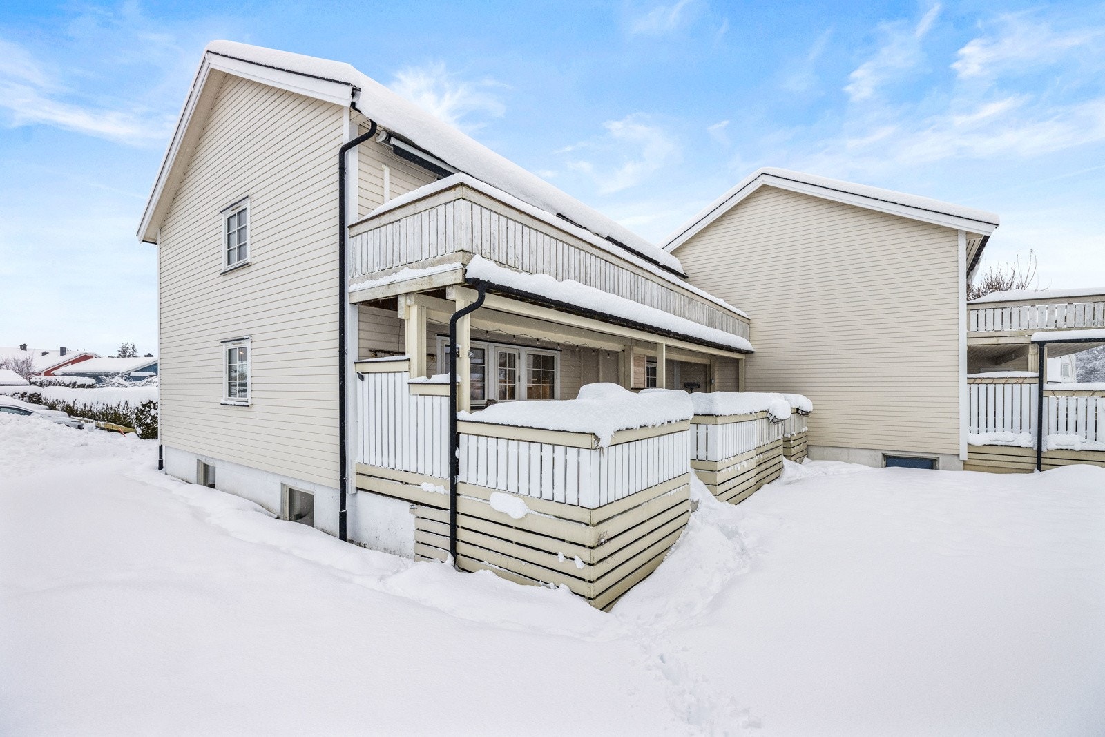 Leiligheten har også eksklusiv bruksrett til hageareal 4 m ut fra husveggen på terrassesiden, og hele leilighetens bredde. Galleribilde