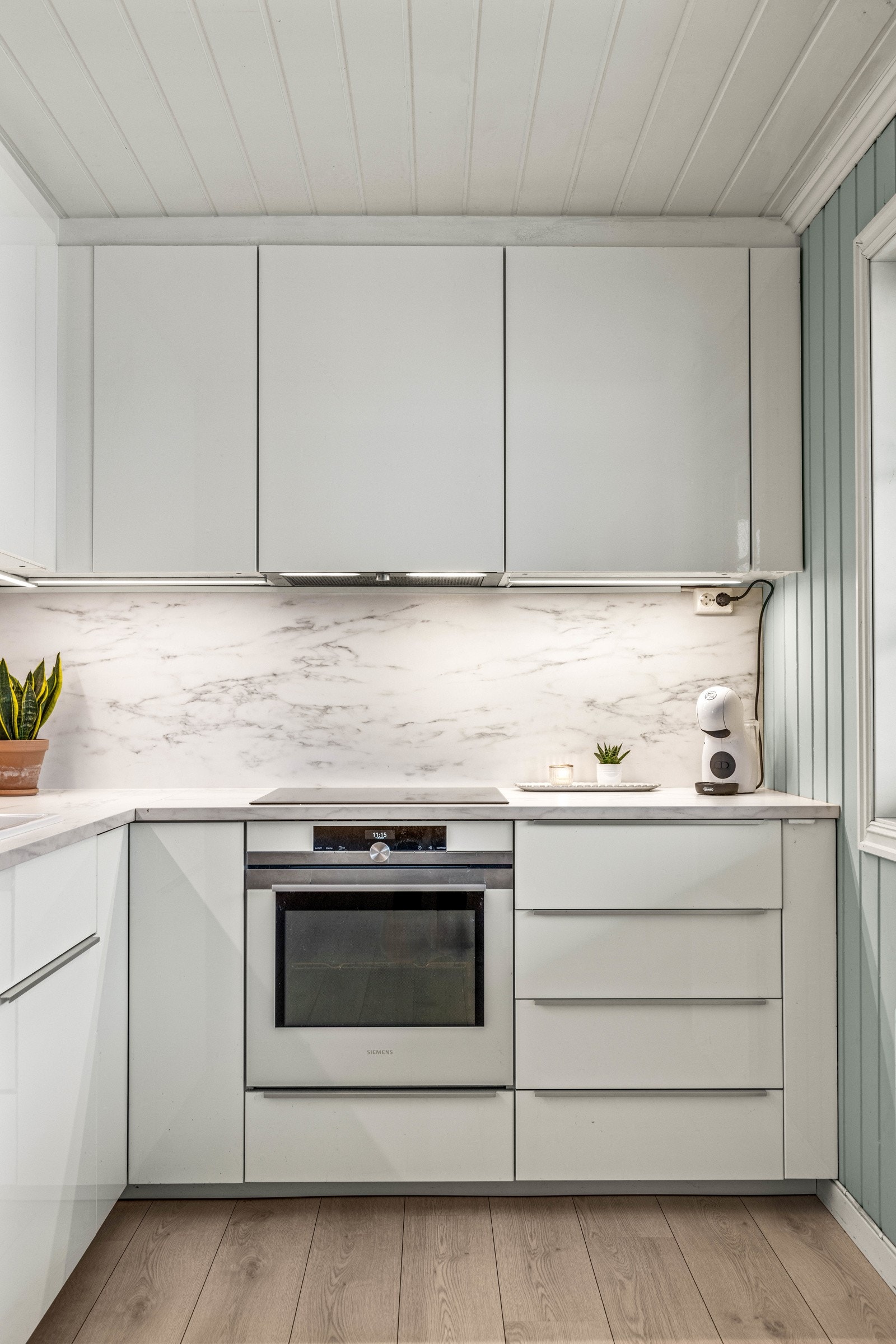 Kjøkkenet er utstyrt med enkel porselenservant, integrerte kjøleskuffer, induksjonstopp og komfyr. Galleribilde