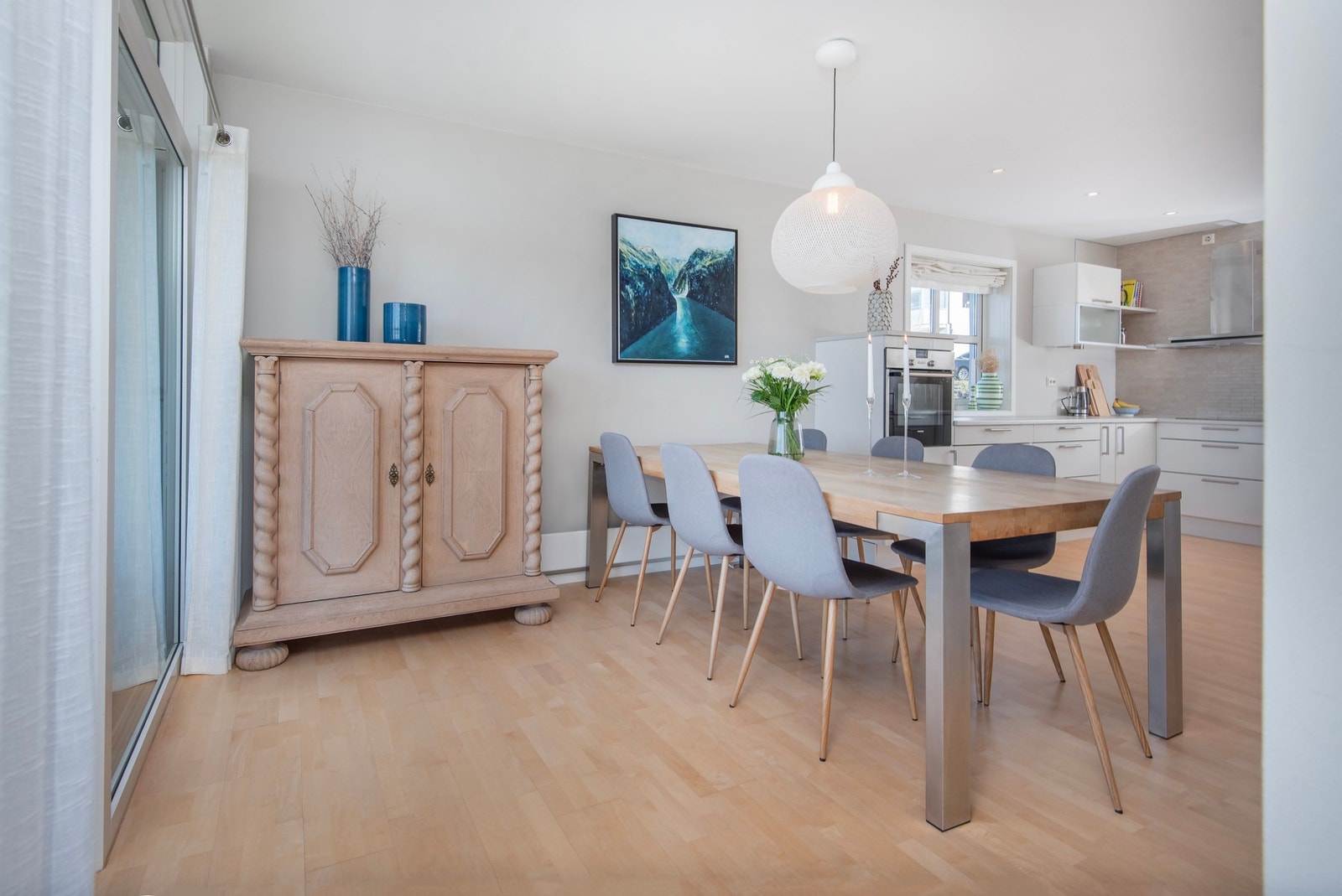 God plass til stort spisebord ved kjøkkenet - Galleribilde